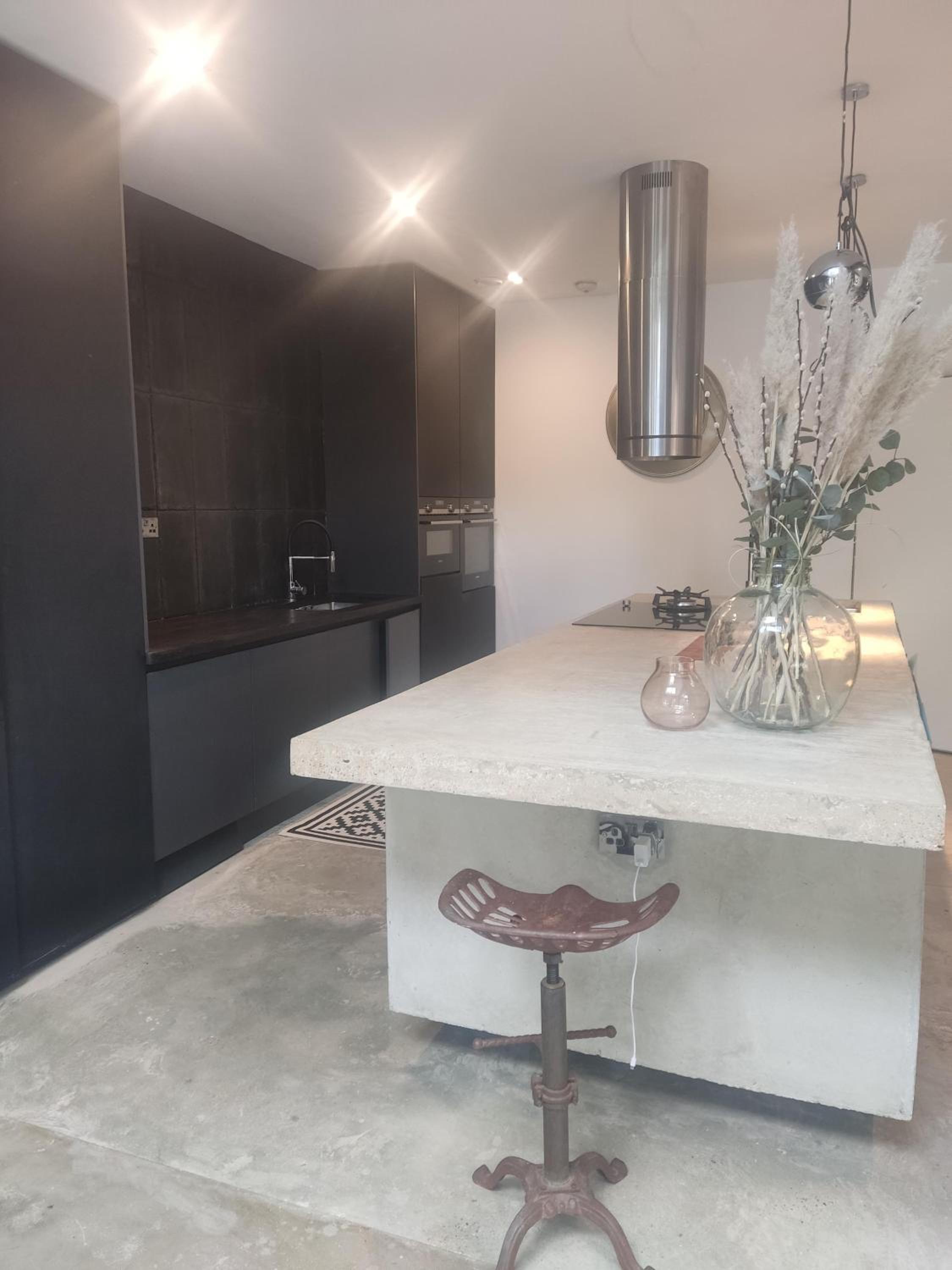7 Bed House - Sleeps 26 - Parking - Wifi - Garden