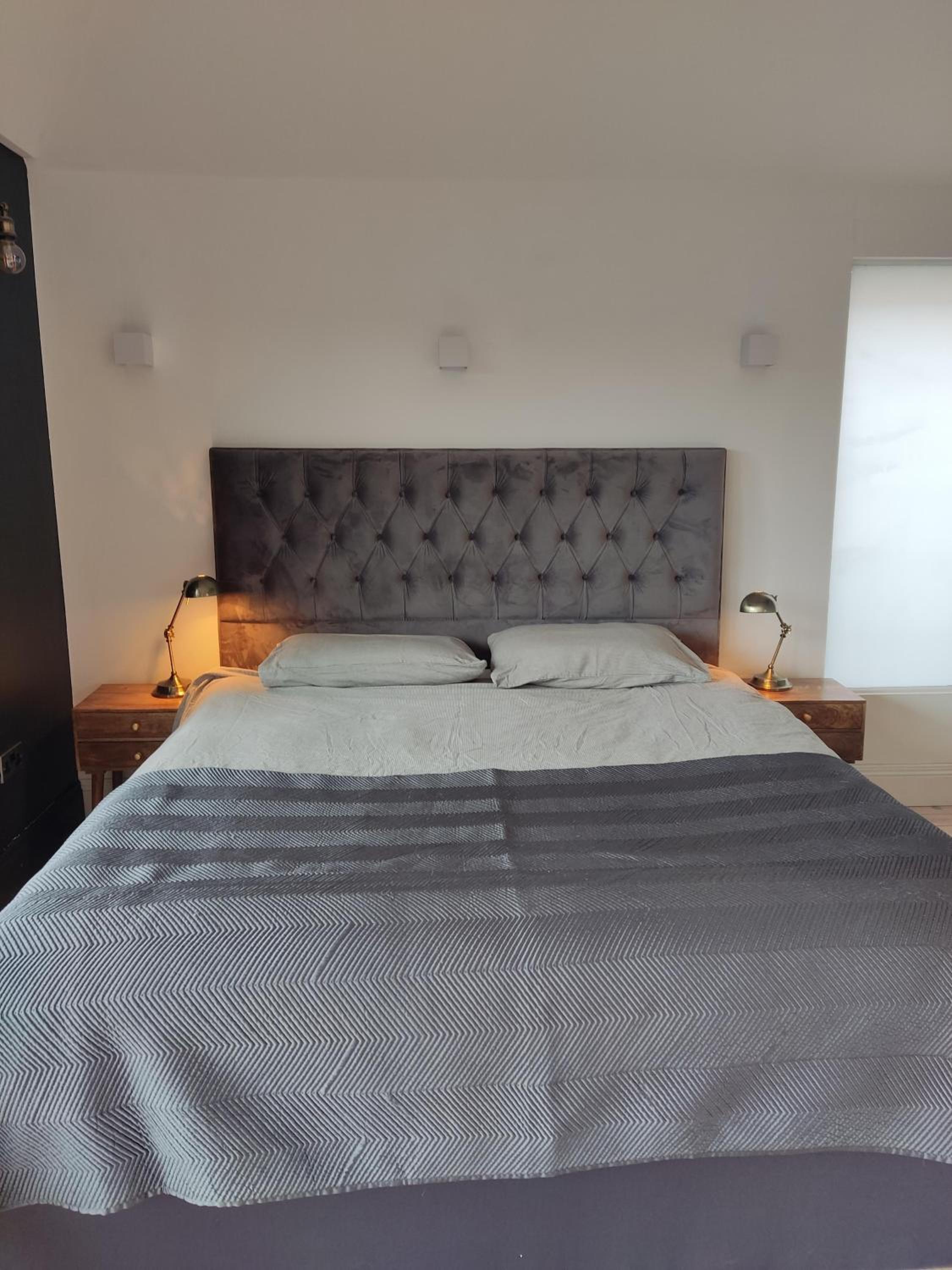 7 Bed House - Sleeps 26 - Parking - Wifi - Garden