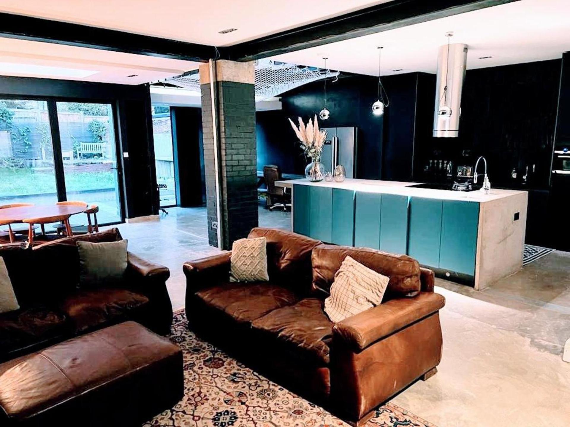7 Bed House - Sleeps 26 - Parking - Wifi - Garden