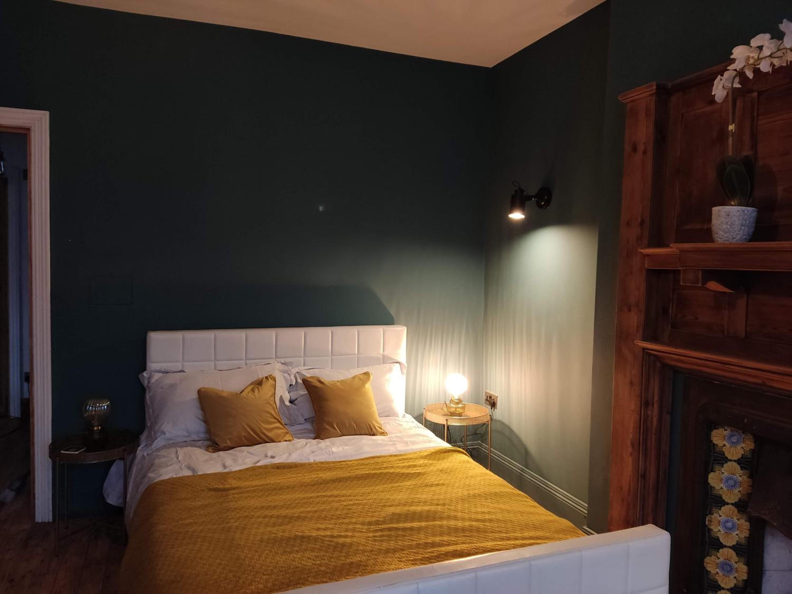 7 Bed House - Sleeps 26 - Parking - Wifi - Garden
