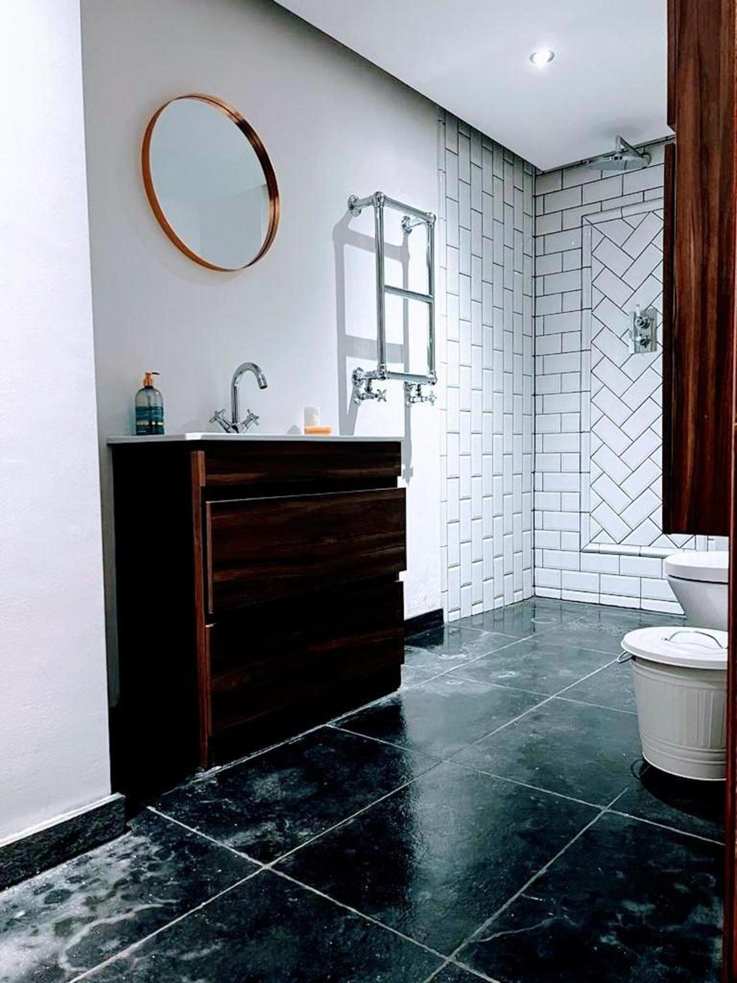 7 Bed House - Sleeps 26 - Parking - Wifi - Garden
