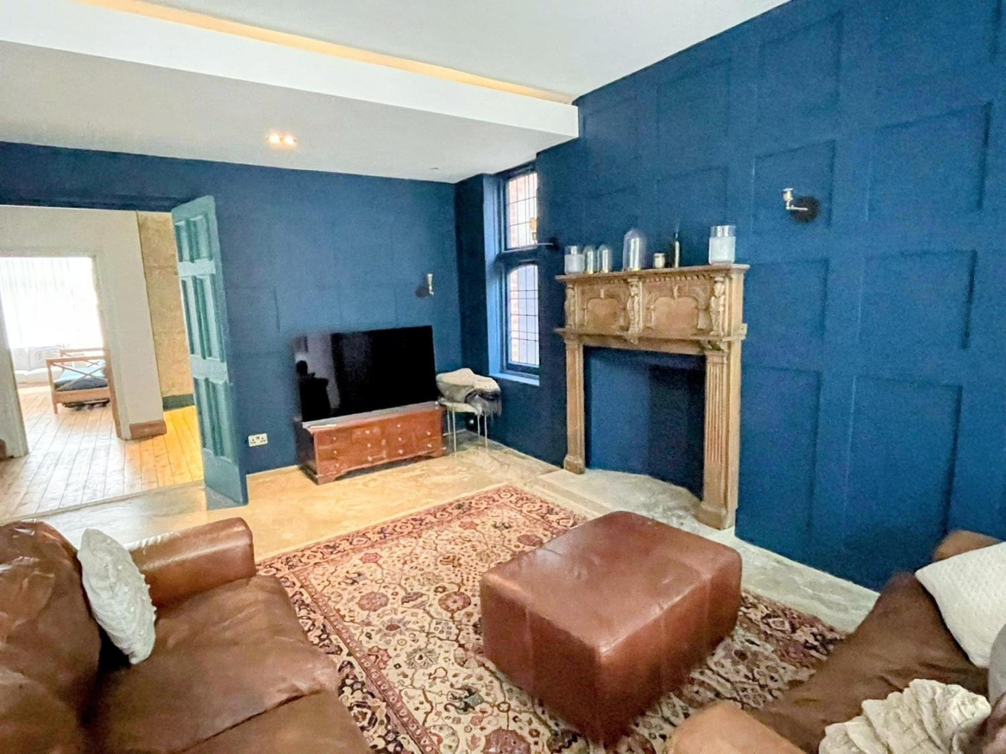 7 Bed House - Sleeps 26 - Parking - Wifi - Garden