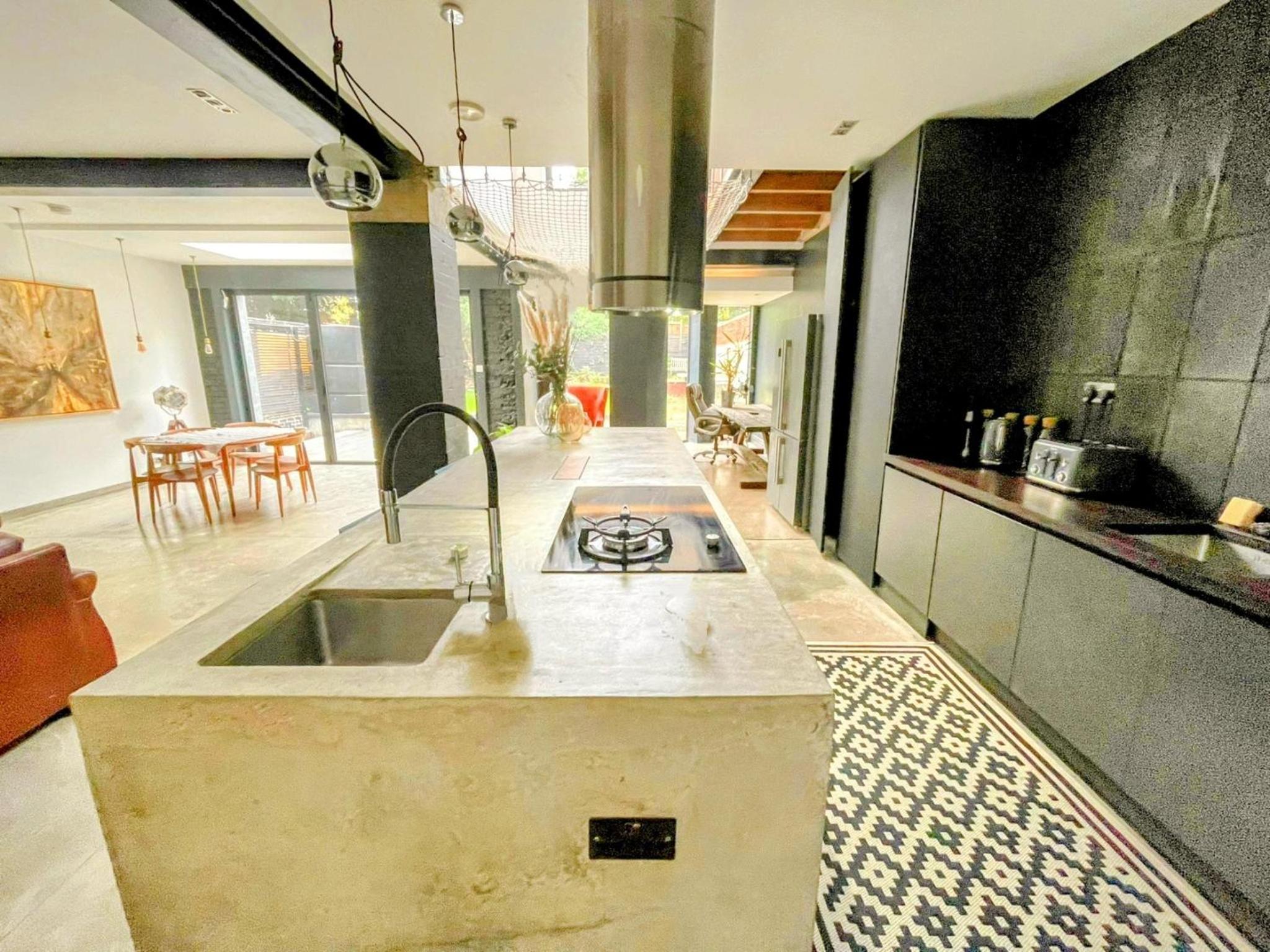 7 Bed House - Sleeps 26 - Parking - Wifi - Garden