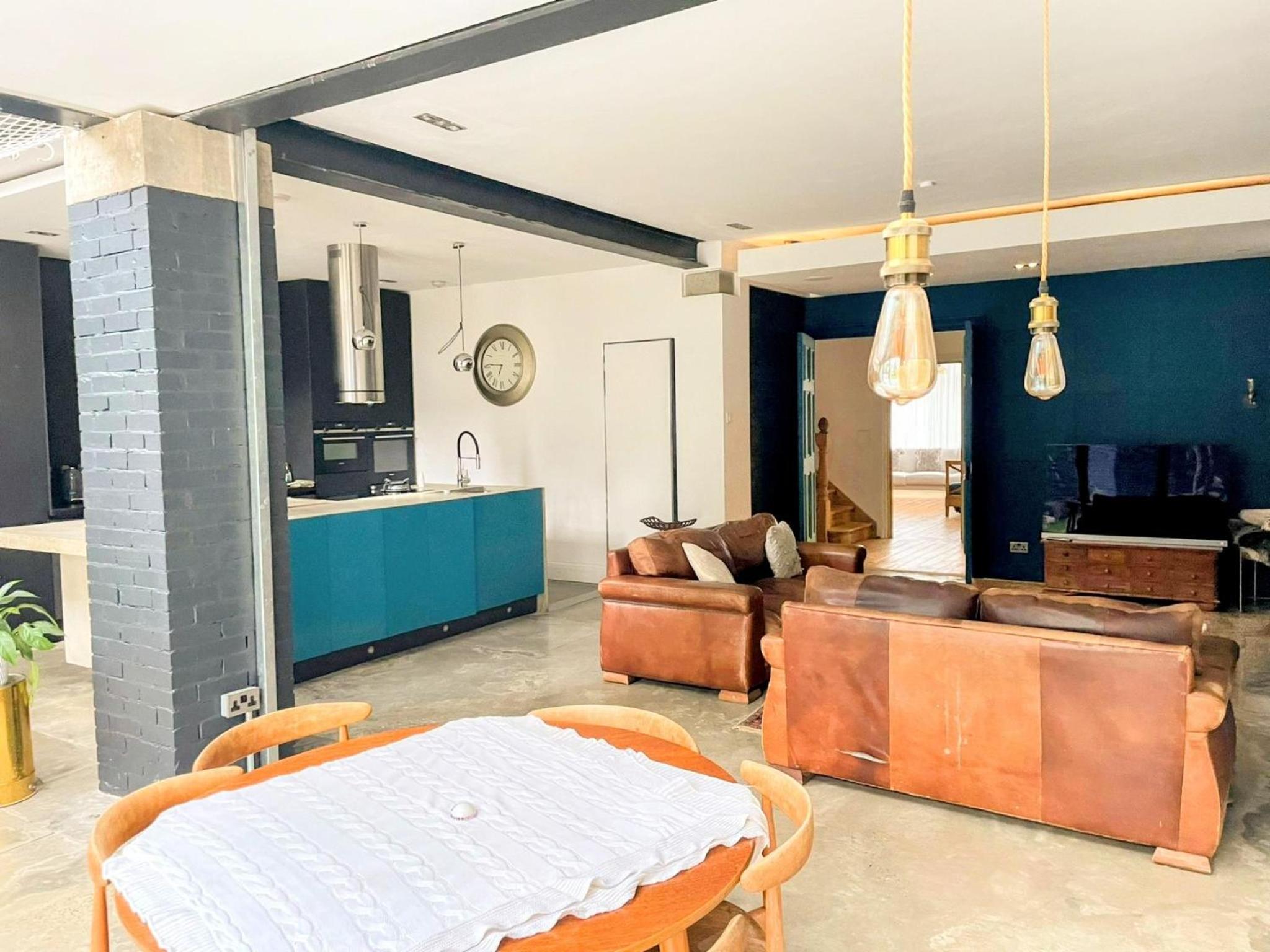 7 Bed House - Sleeps 26 - Parking - Wifi - Garden