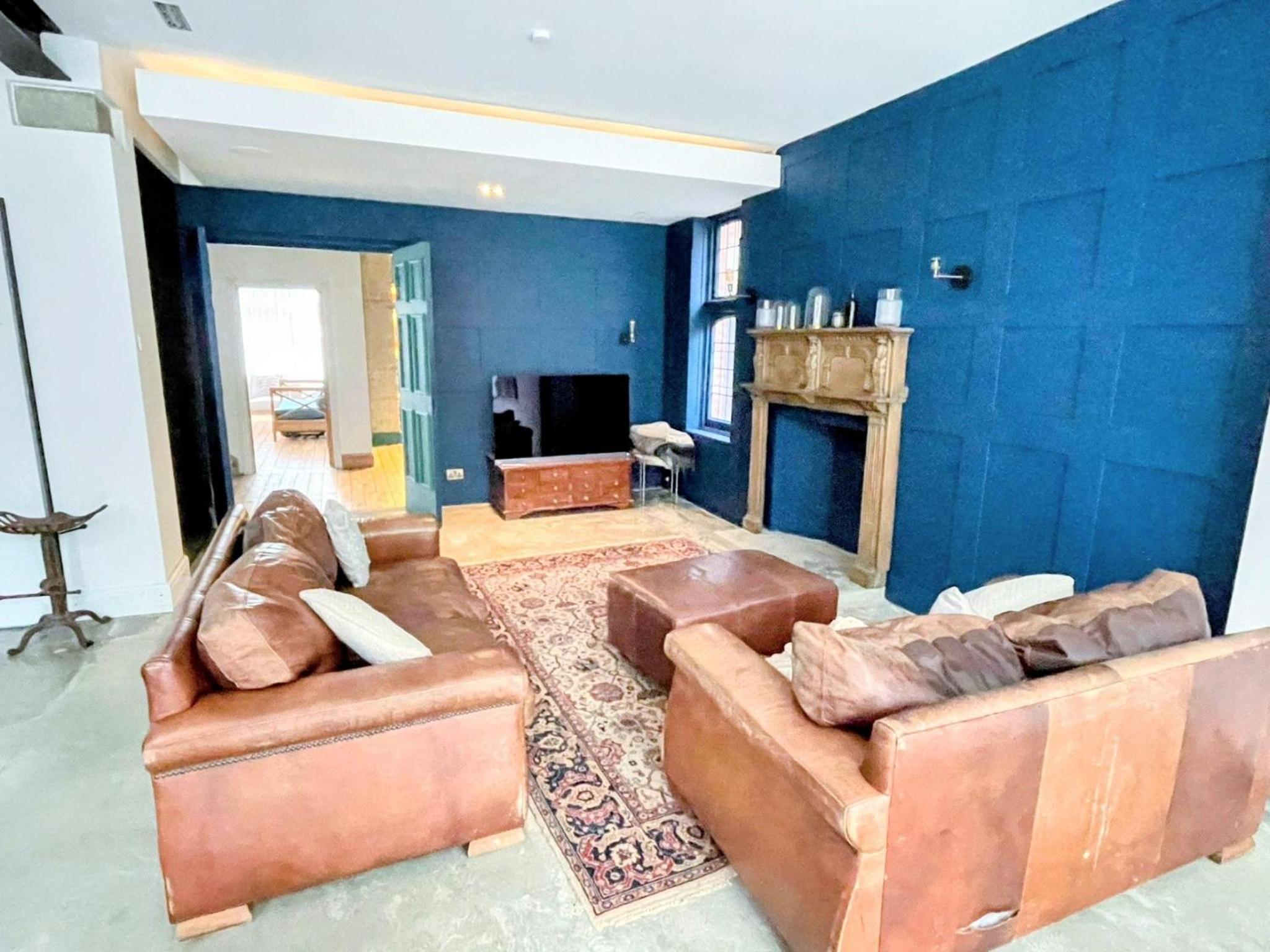 7 Bed House - Sleeps 26 - Parking - Wifi - Garden