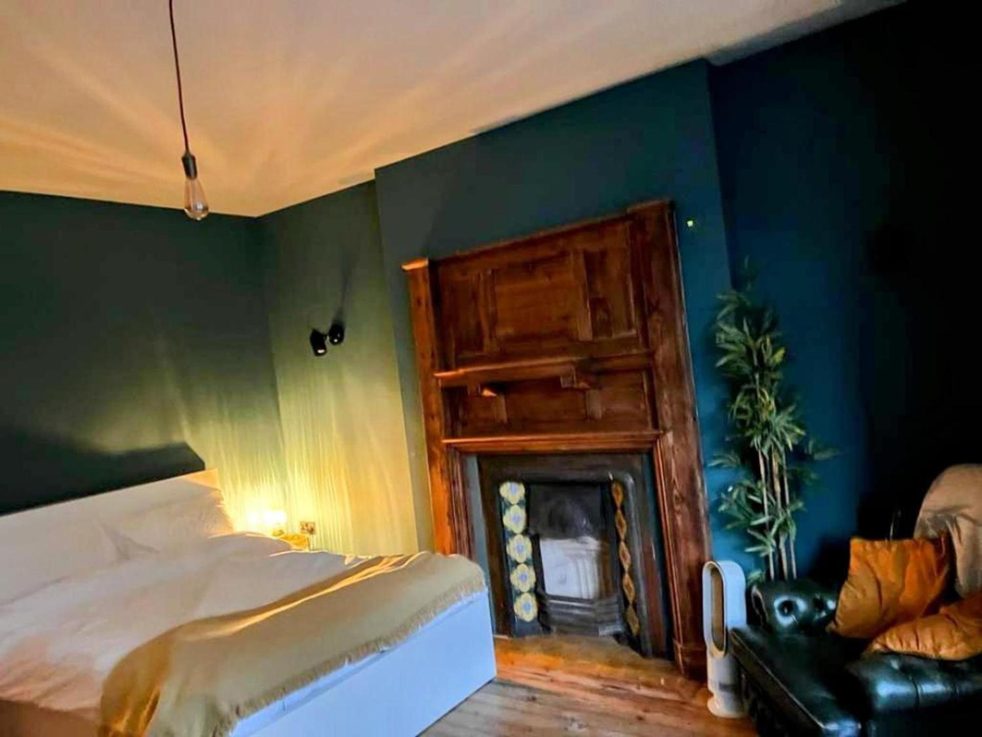 7 Bed House - Sleeps 26 - Parking - Wifi - Garden