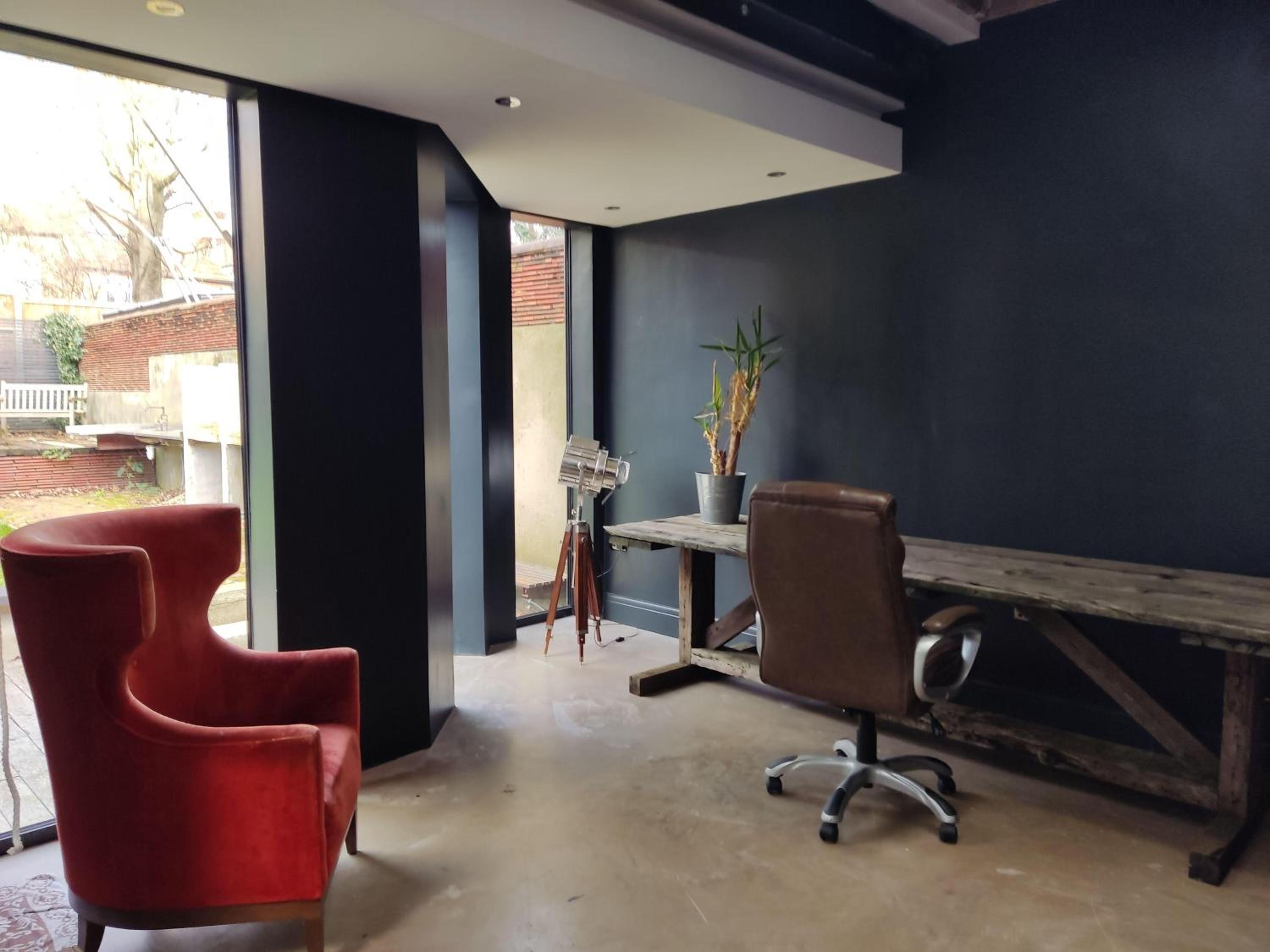 7 Bed House - Sleeps 26 - Parking - Wifi - Garden