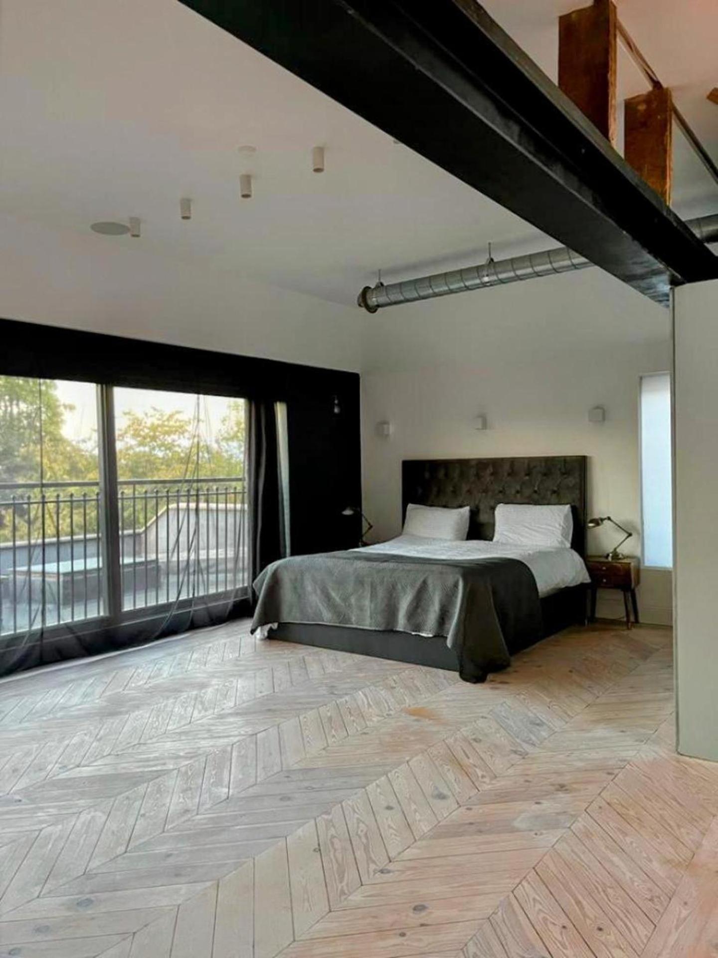 7 Bed House - Sleeps 26 - Parking - Wifi - Garden
