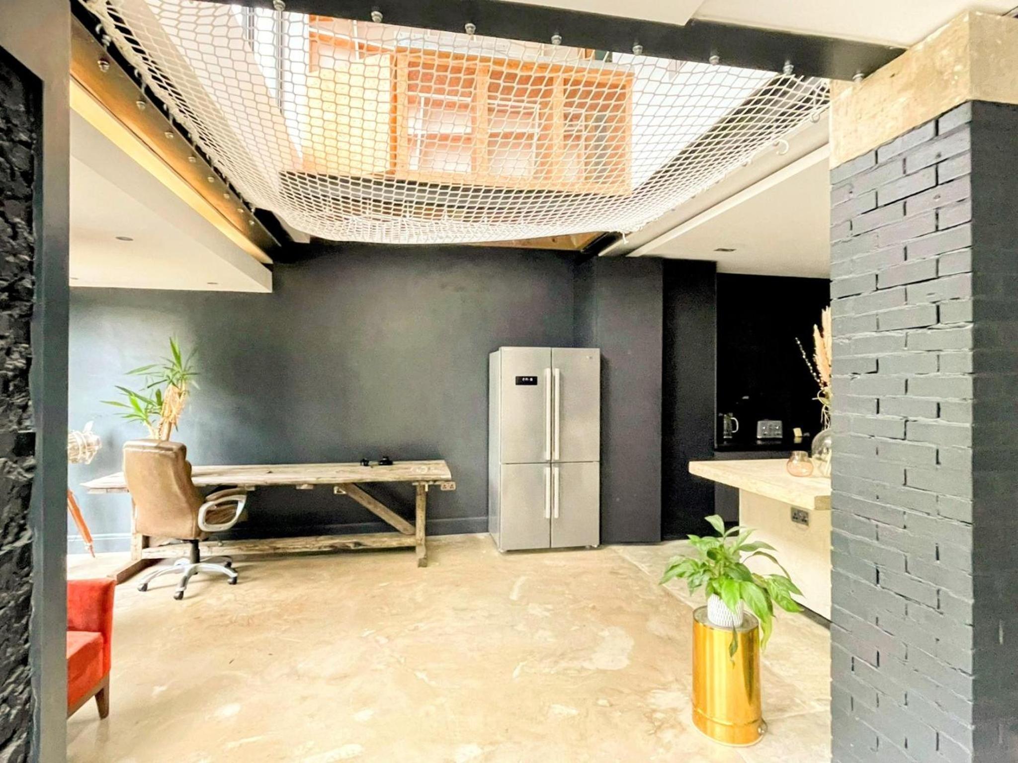 7 Bed House - Sleeps 26 - Parking - Wifi - Garden