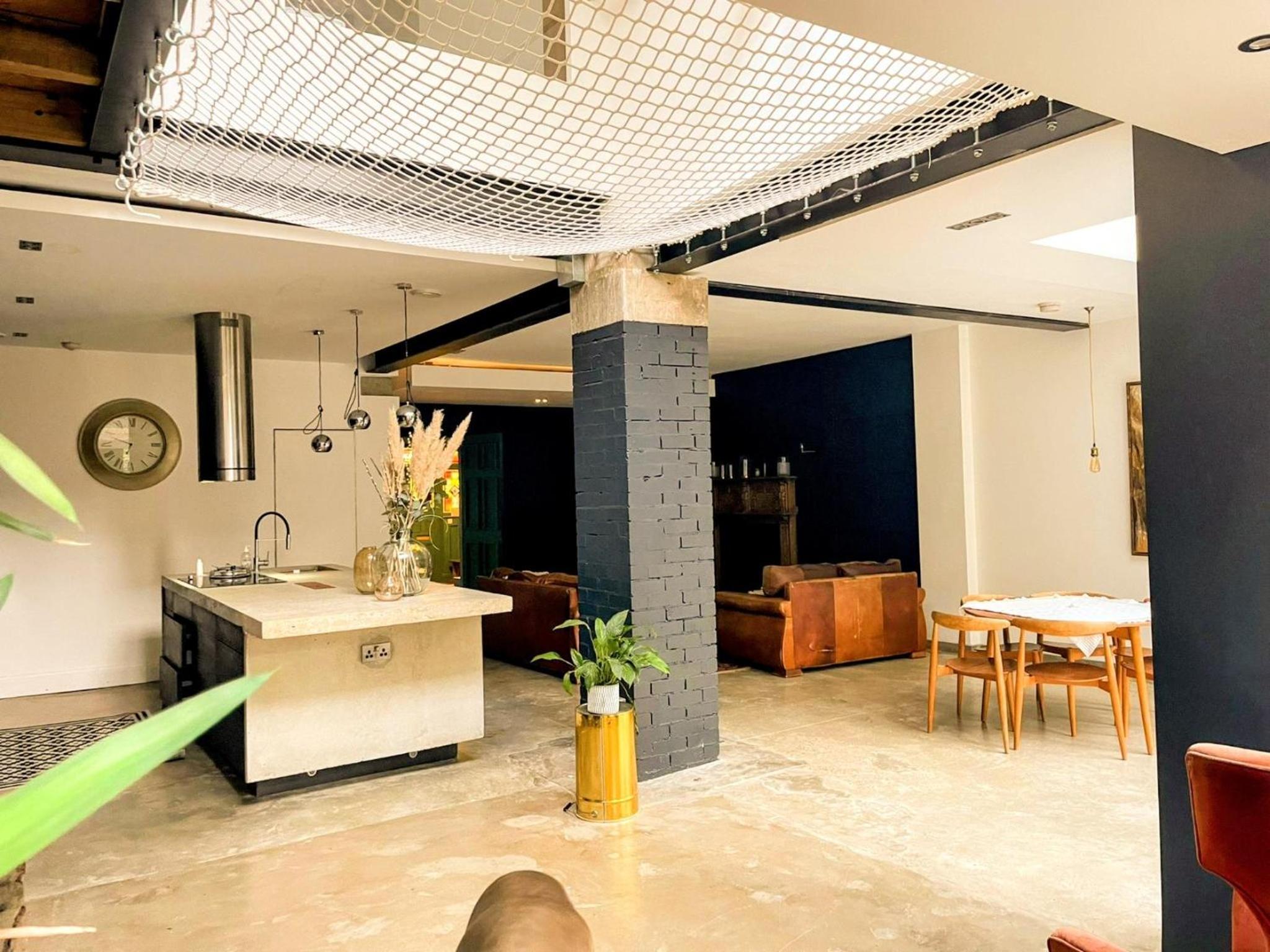 7 Bed House - Sleeps 26 - Parking - Wifi - Garden
