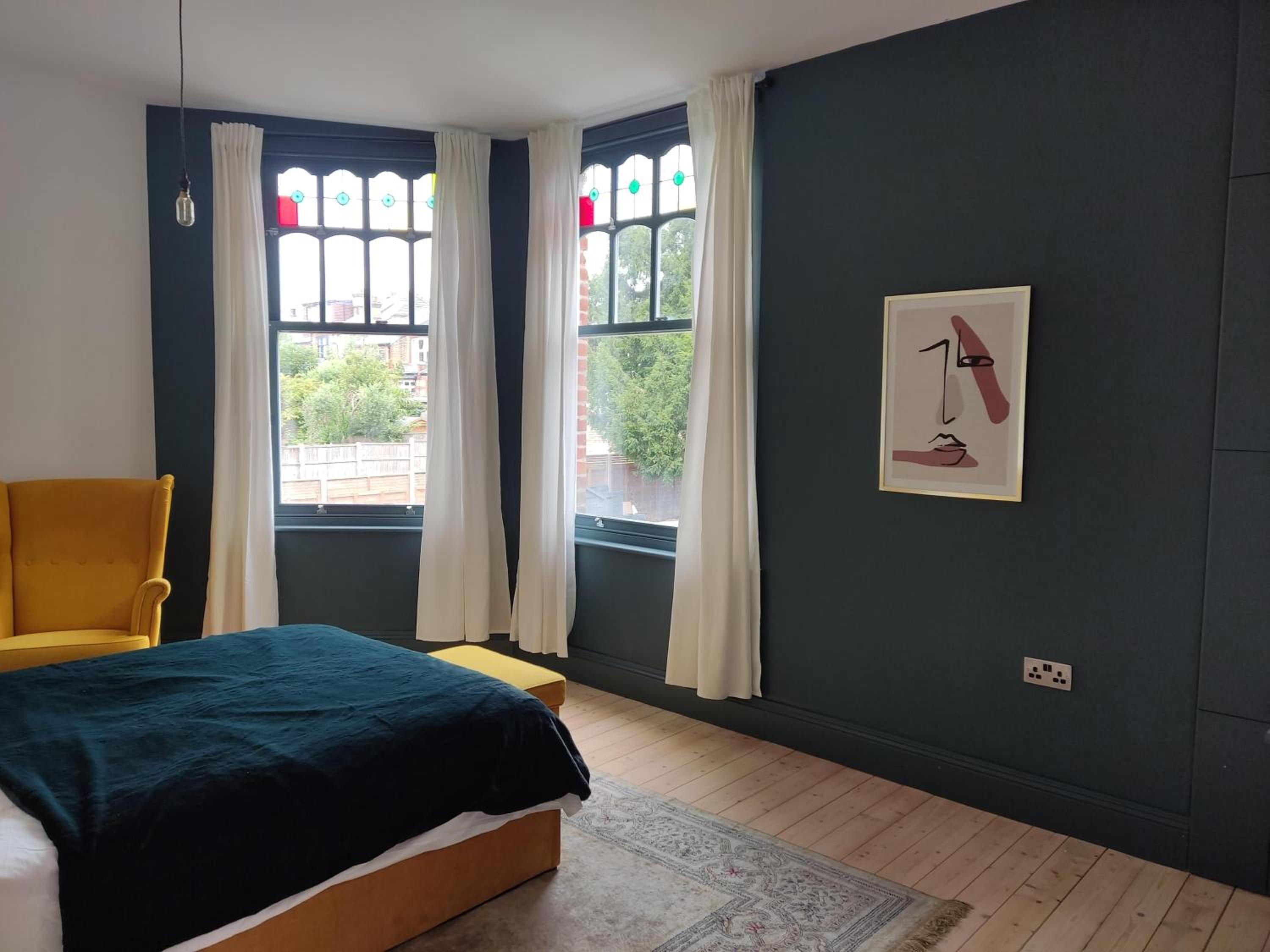 7 Bed House - Sleeps 26 - Parking - Wifi - Garden