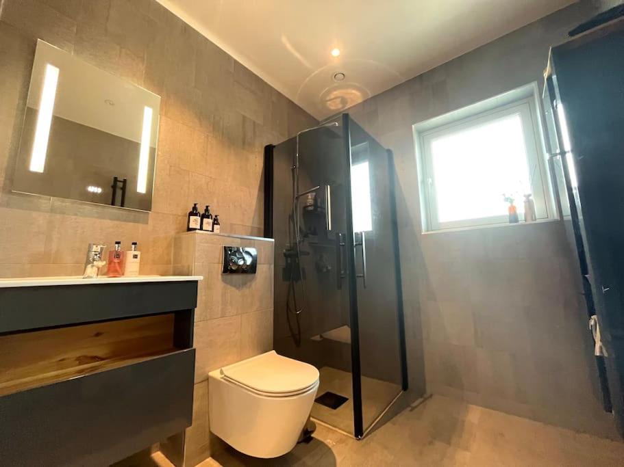 Luxury Villa with Jacuzzi photo 3