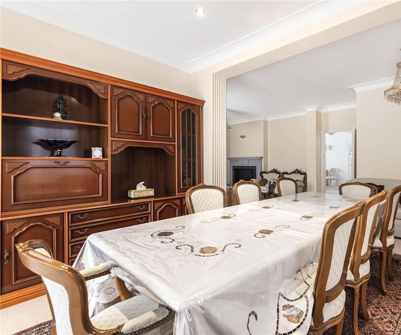 Large 5 Bedroom house in Finchley view 3