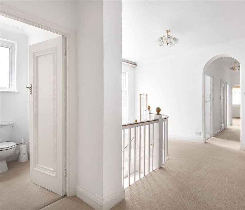 Large 5 Bedroom house in Finchley view 5