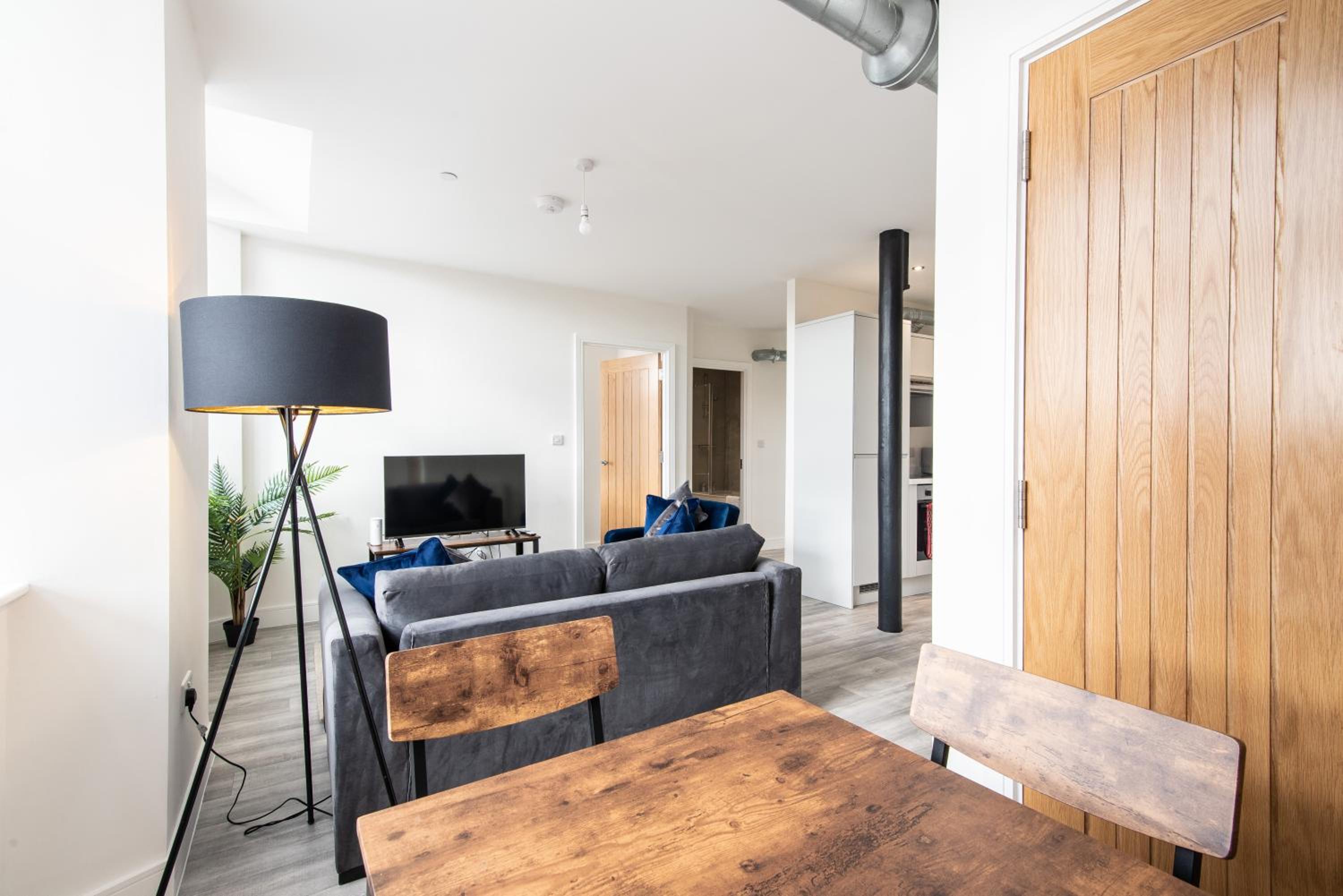 Modern 1 Bedroom Apartment Near Nottingham Train Station view 3
