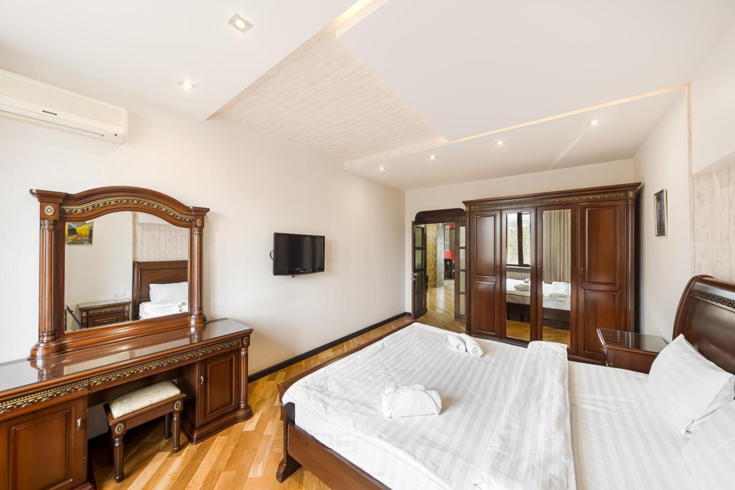 2-BDR/Perfect Location/Cozy
