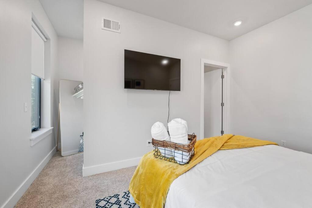 Two Private Rooms on Arch Street