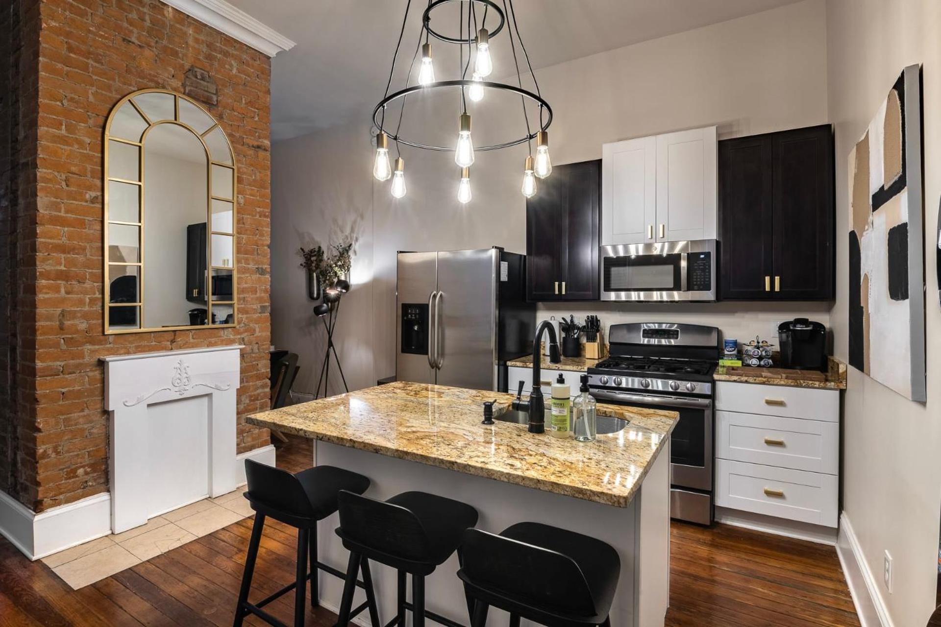 Walk to Downtown, Bars, Stadiums - Perfect for 4! view 3