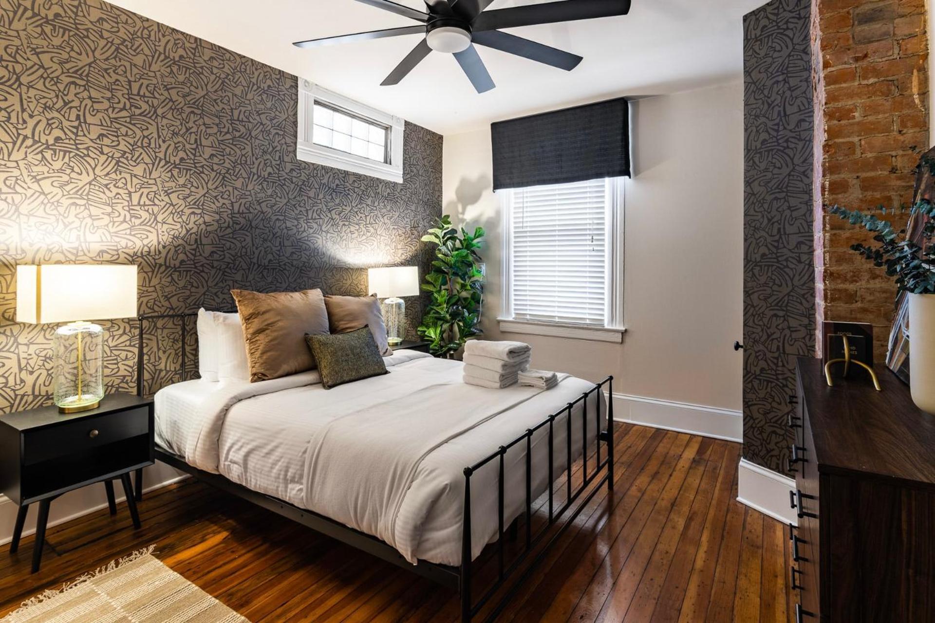 Walk to Downtown, Bars, Stadiums - Perfect for 4! view 5