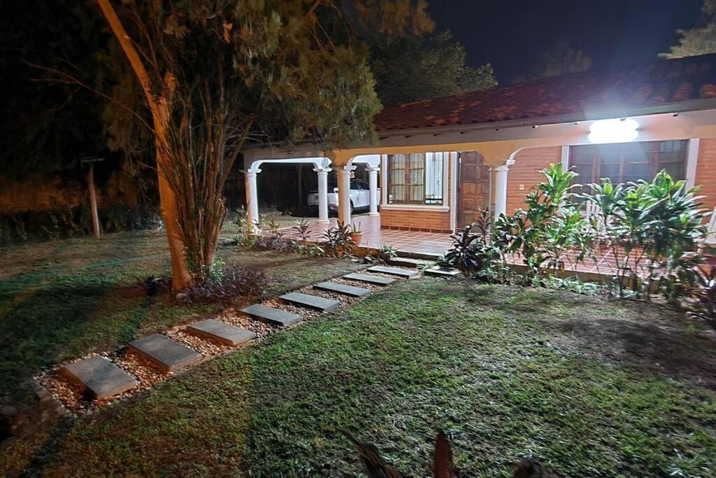 Casa familiar estilo colonial a metros del lago view 4