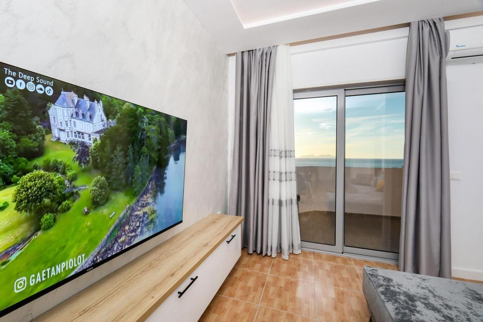 EJ Beachfront Luxury Apartment