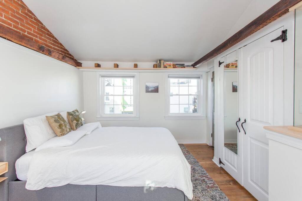 Walk everywhere from renovated 3bd Bella Vista gem view 2