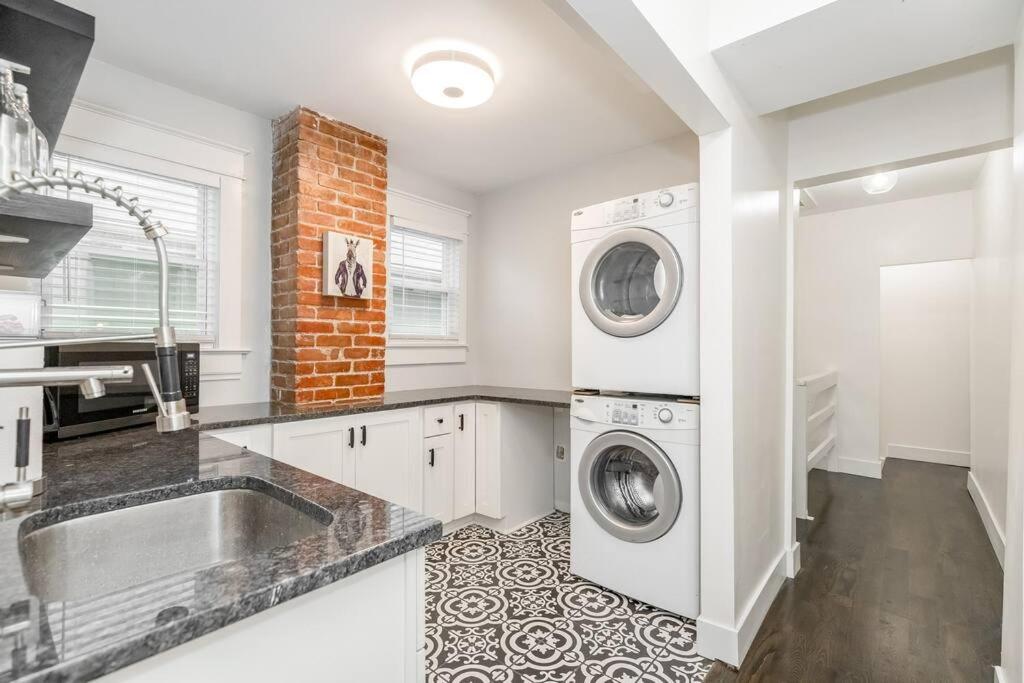 Spacious 5BR/5.5BA Near Plaza & Museum view 2