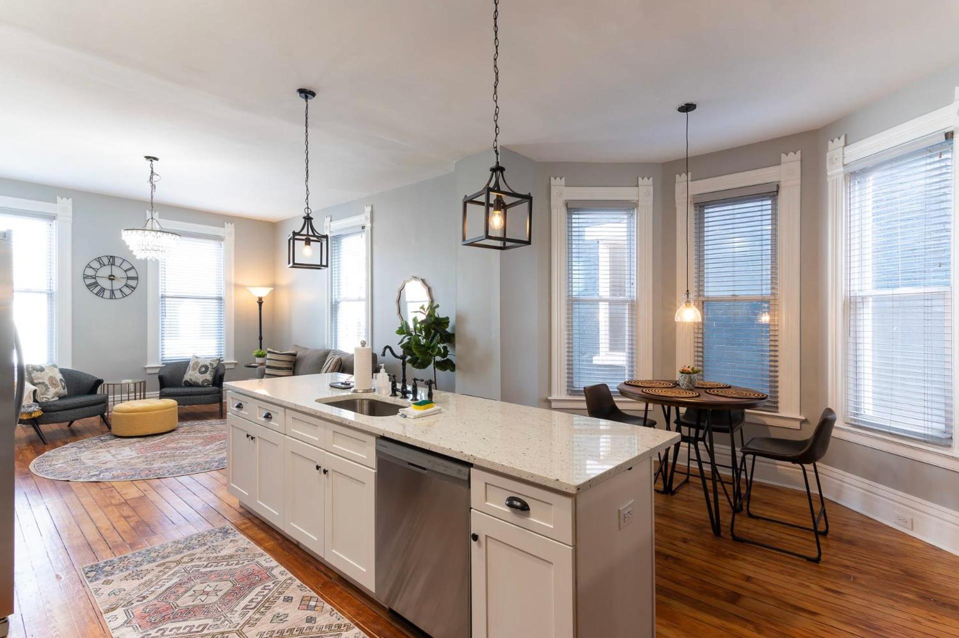 Main Street 2BR, Walk to Bars, Stadiums, Downtown view 2
