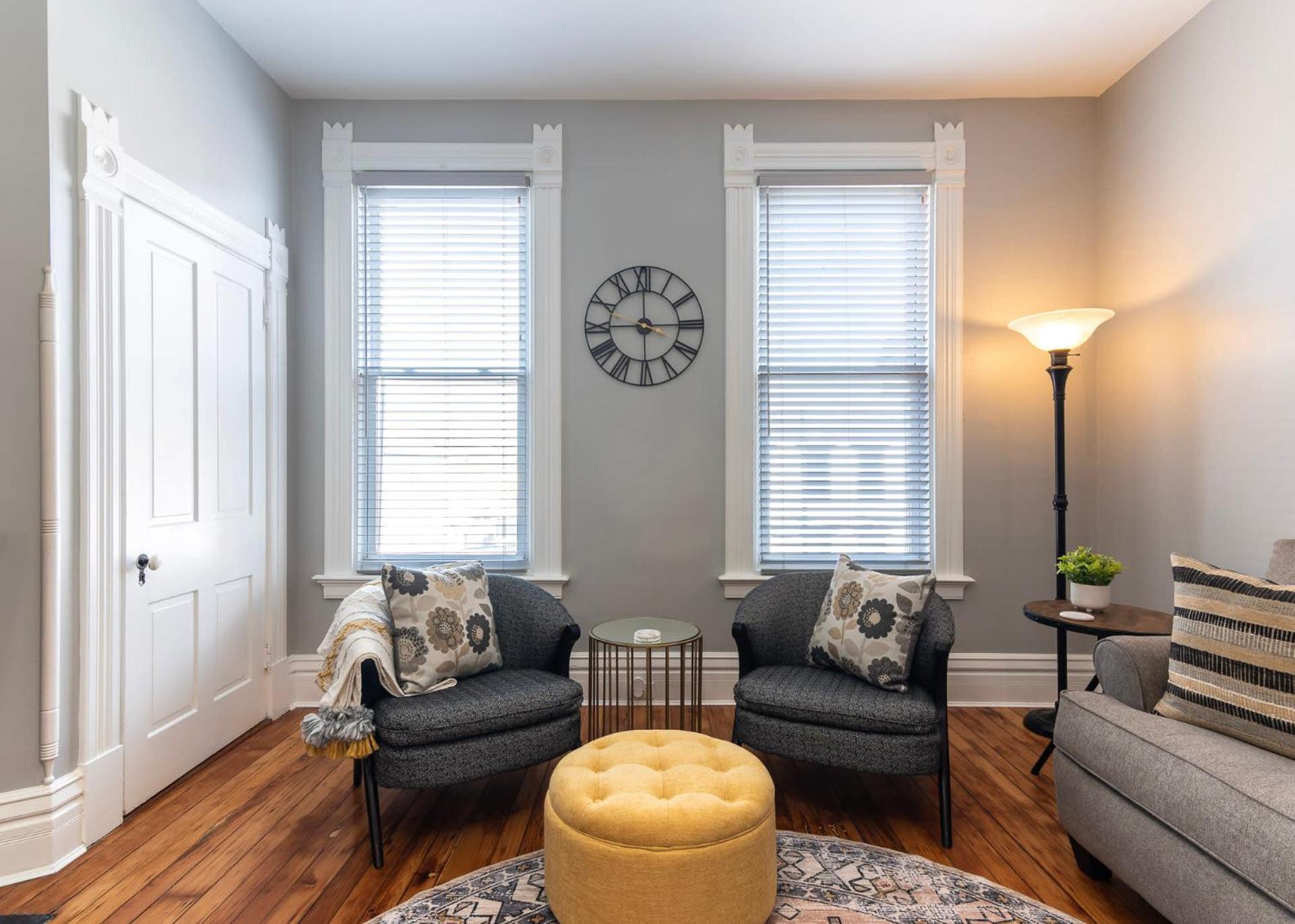 Main Street 2BR, Walk to Bars, Stadiums, Downtown view 3