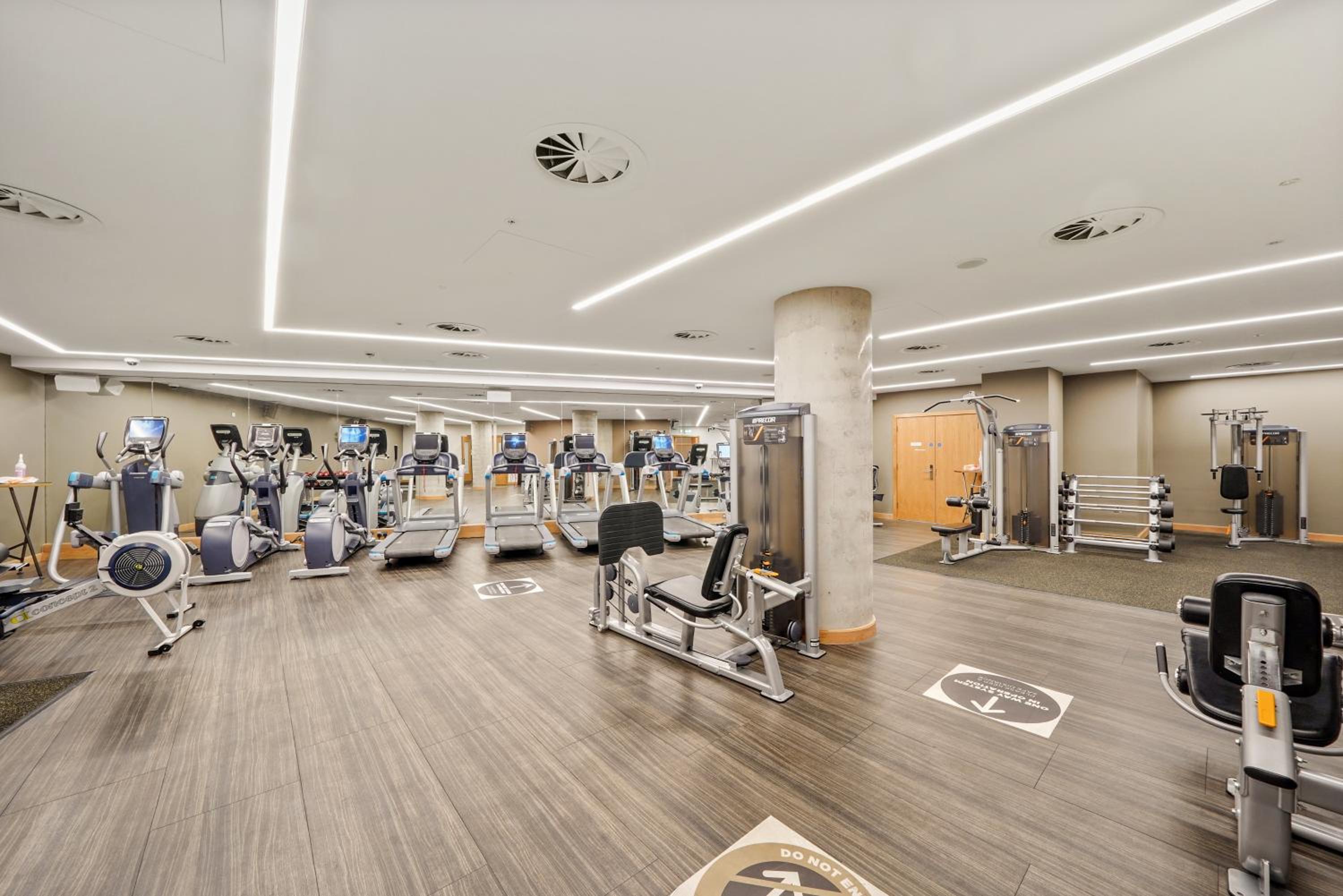 Stunning 2 bed, 2 bath high rise property minutes from Canary Wharf