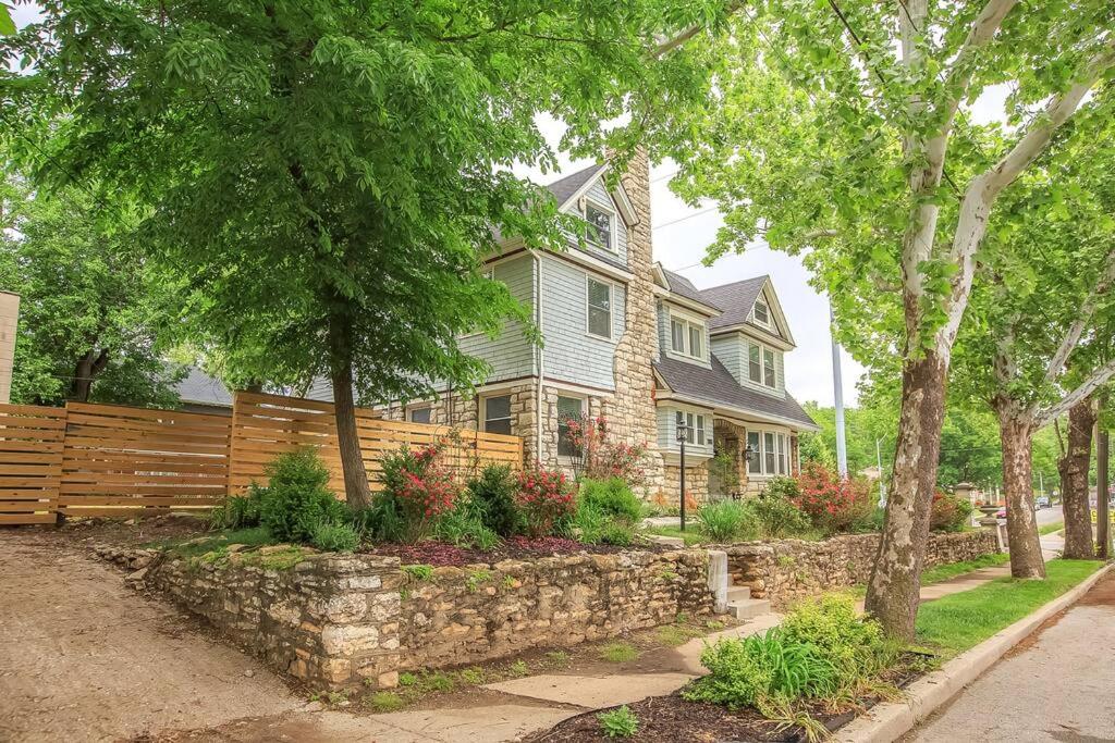 Grand Mansion: 6BR, 5.5BA Near Top KC Attractions view 5