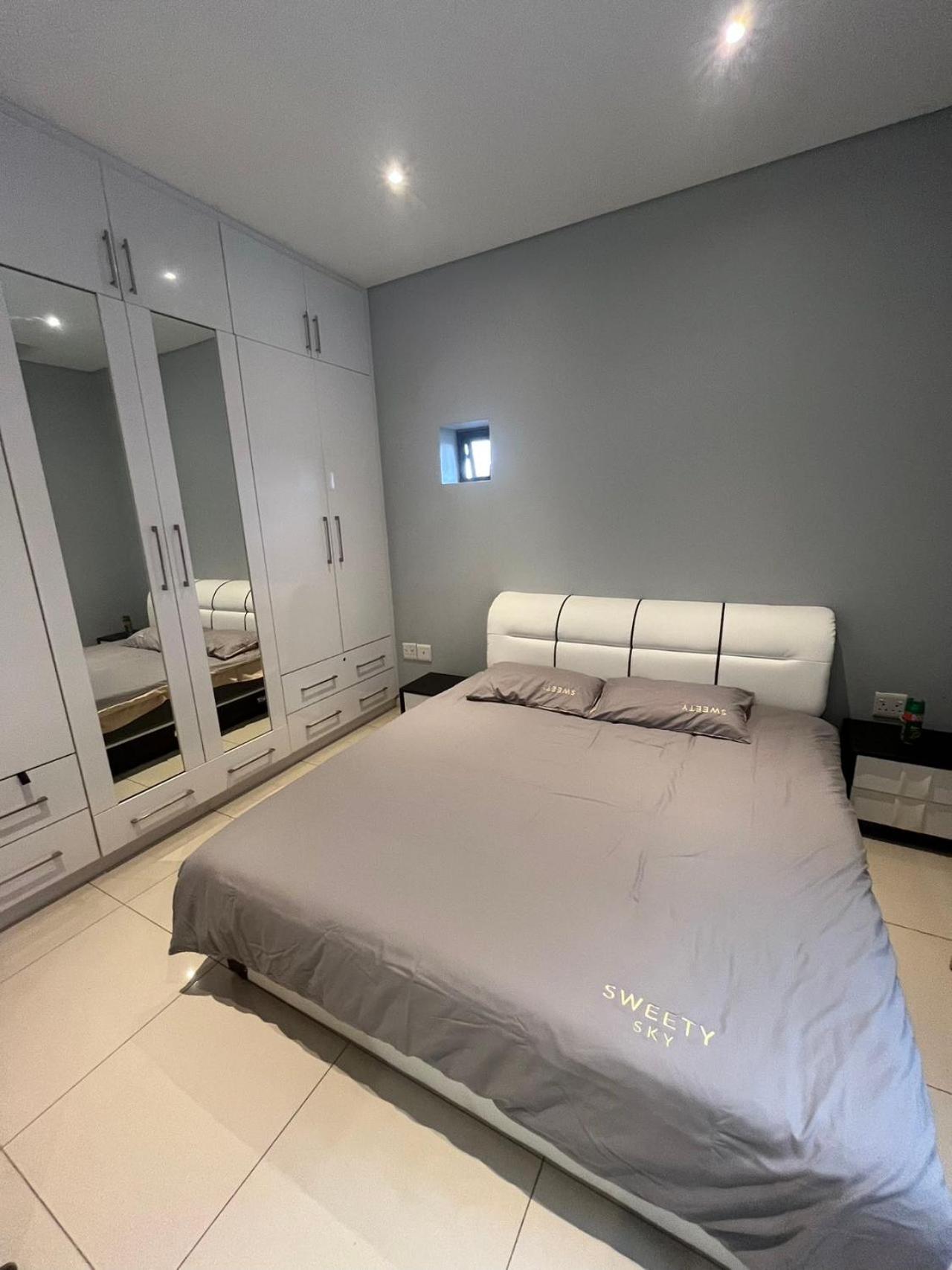 Room 50Two, Itower Apartment, CBD, Gaborone