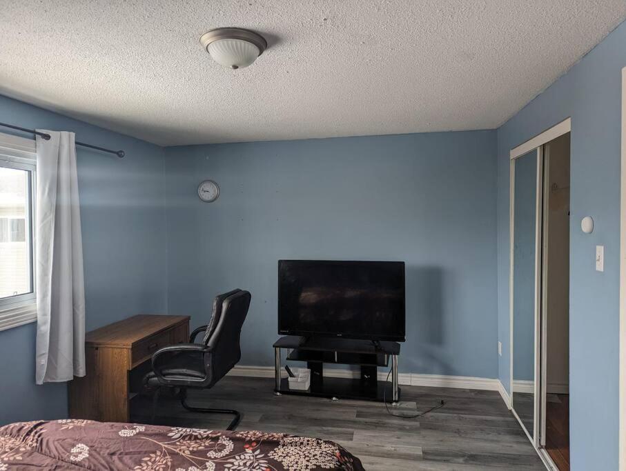 Brantford Vacations - 1 upper floor Bedroom - Property Image 8