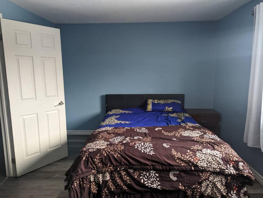 Brantford Vacations - 1 upper floor Bedroom - Property Image 12