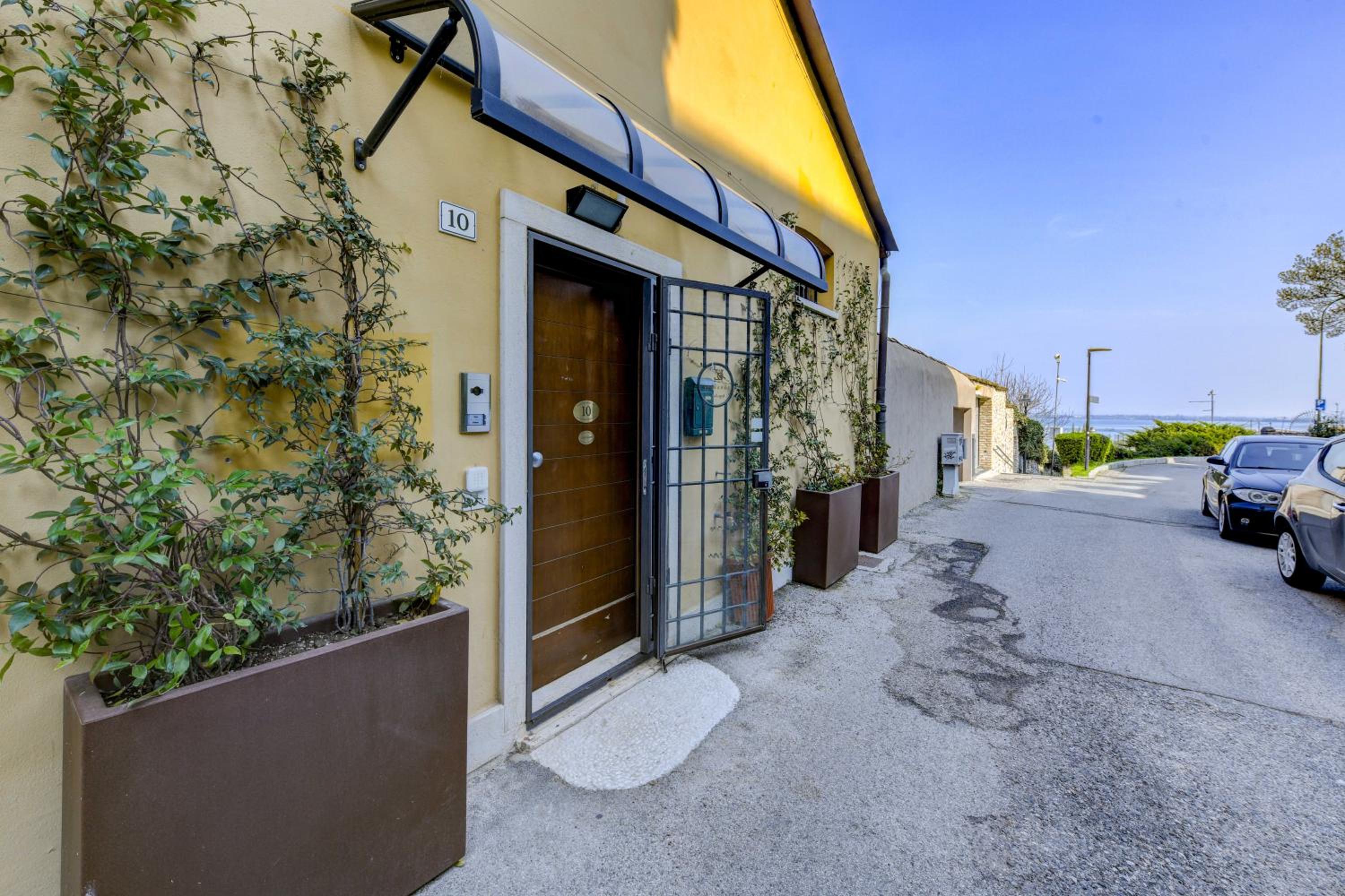 Castello Luxury Apartments - Rosa view 3