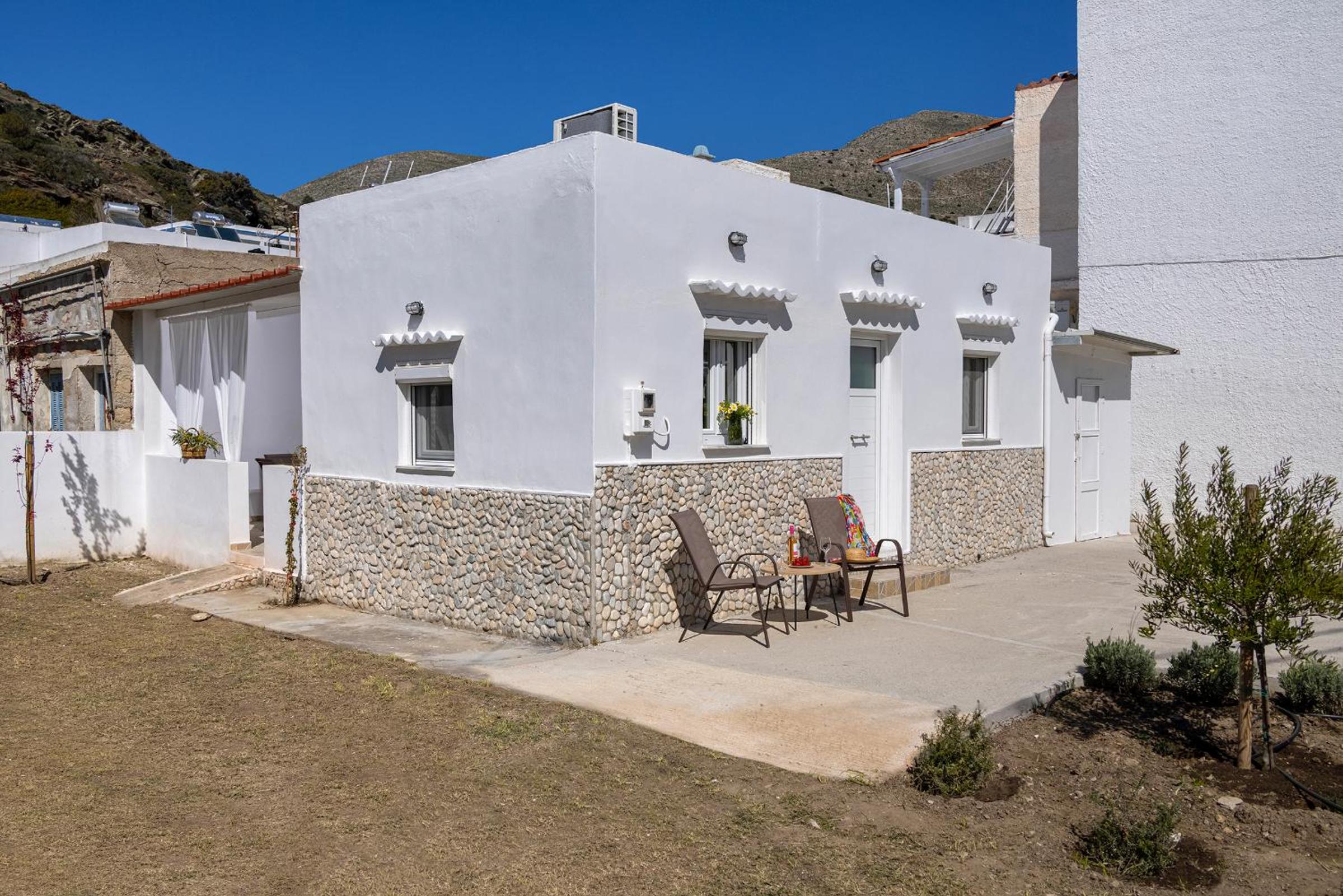 Salty Beach Cottage, 20m from Kini Beach view 4