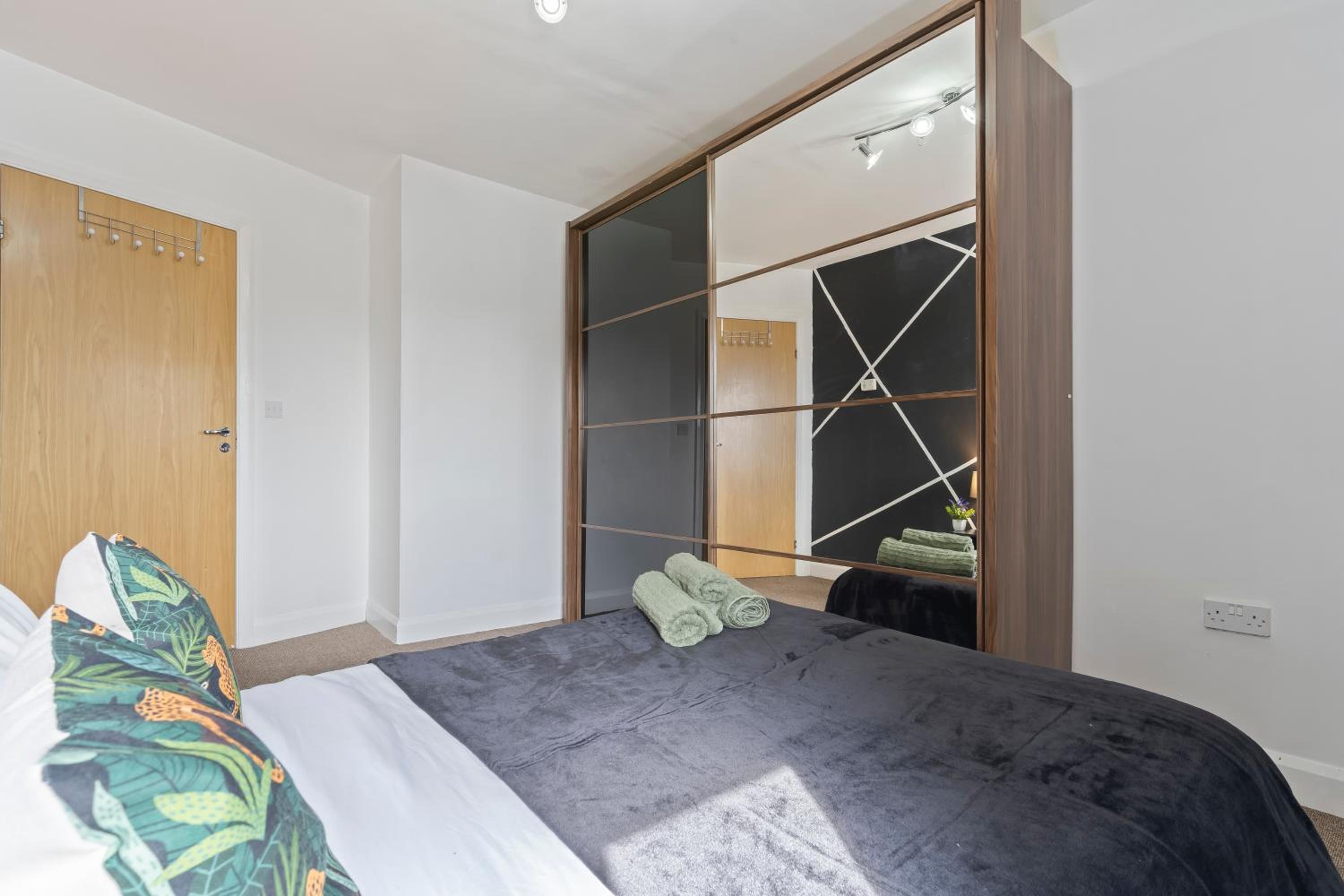 Stunning Views l Last-Minute Escape l Free Parking l Sleeps 6 l By Zen Nights Short Lets & Serviced Accommodations view 2