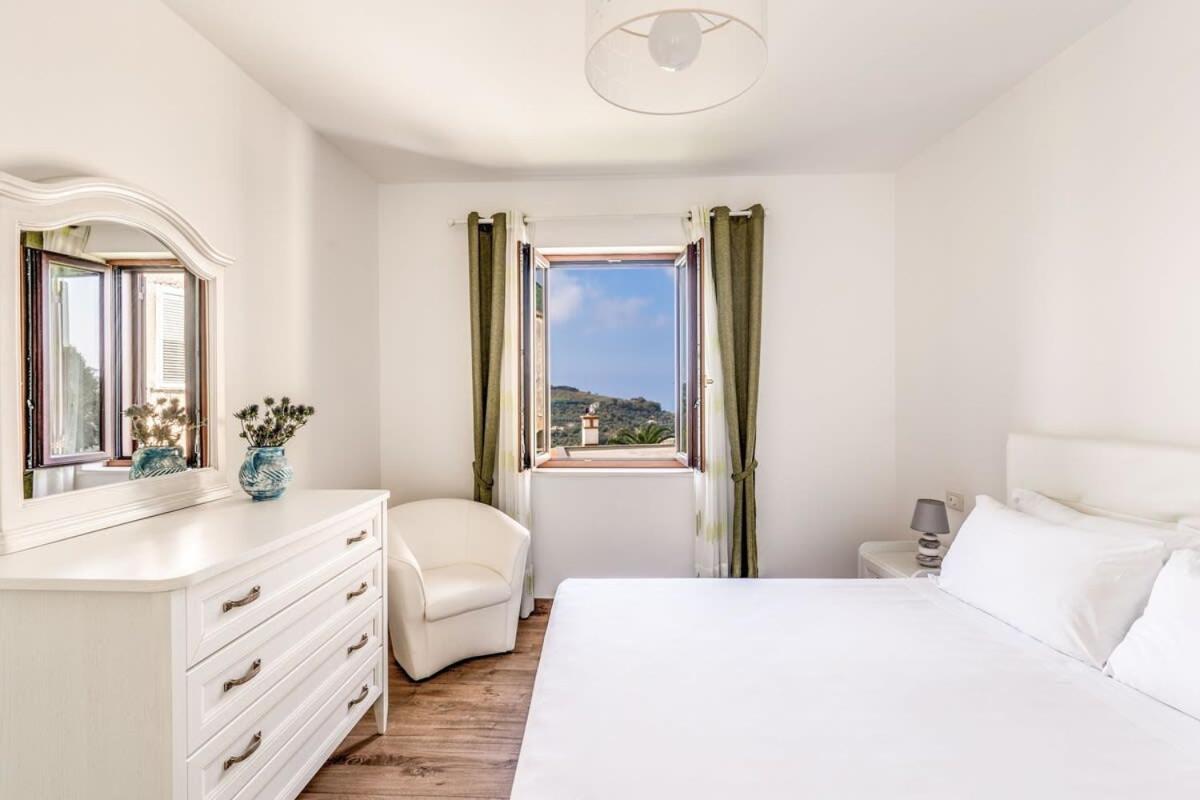 Villa Mimosa Rustic Elegance Views & Pool photo 3