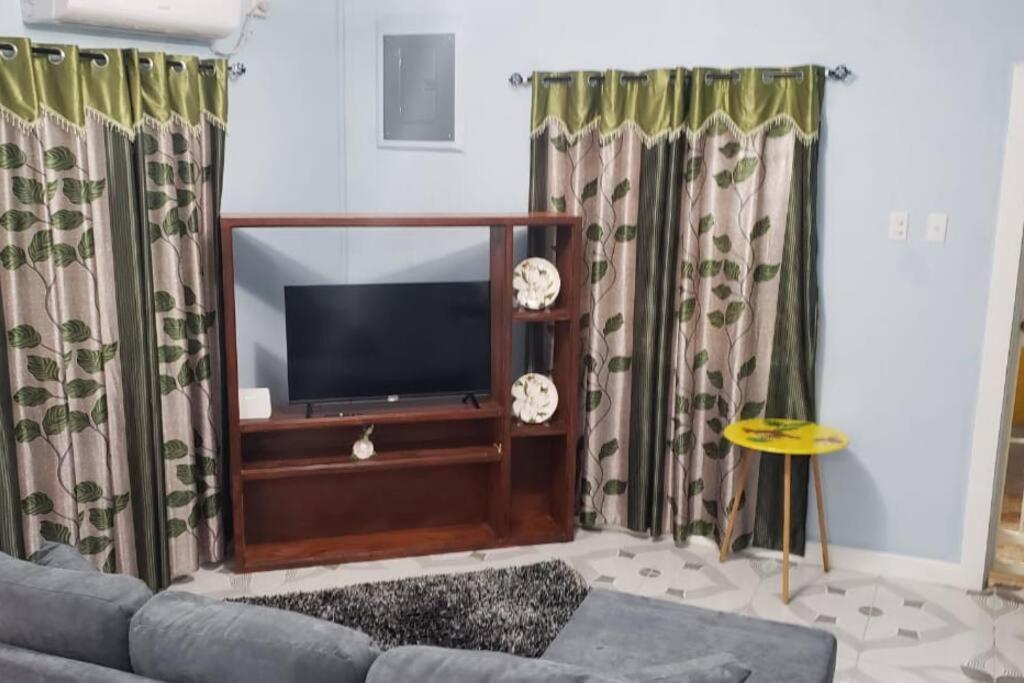 Lovely 2 bedroom vacation home with free parking. view 5