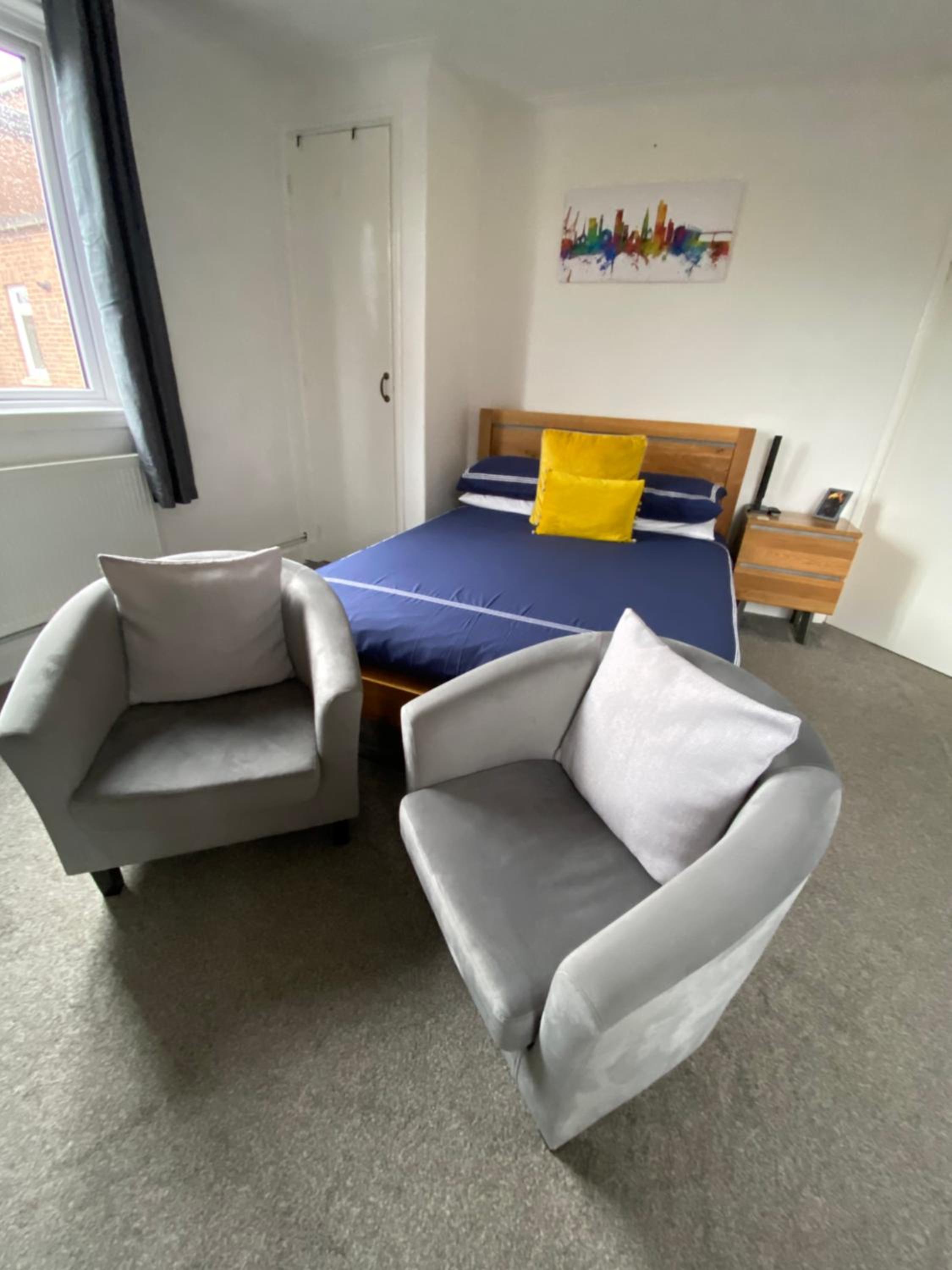 Modern Central Apartment with Free Parking view 5