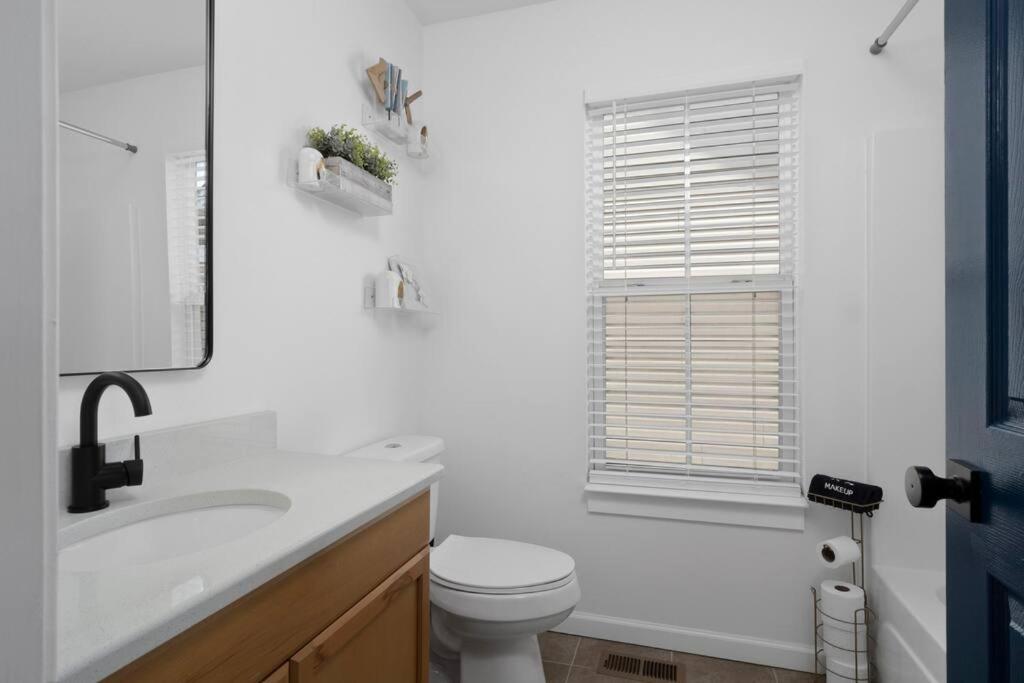 Modern Escape: 5BR/2.5BA Near St. Louis Must-Sees view 2
