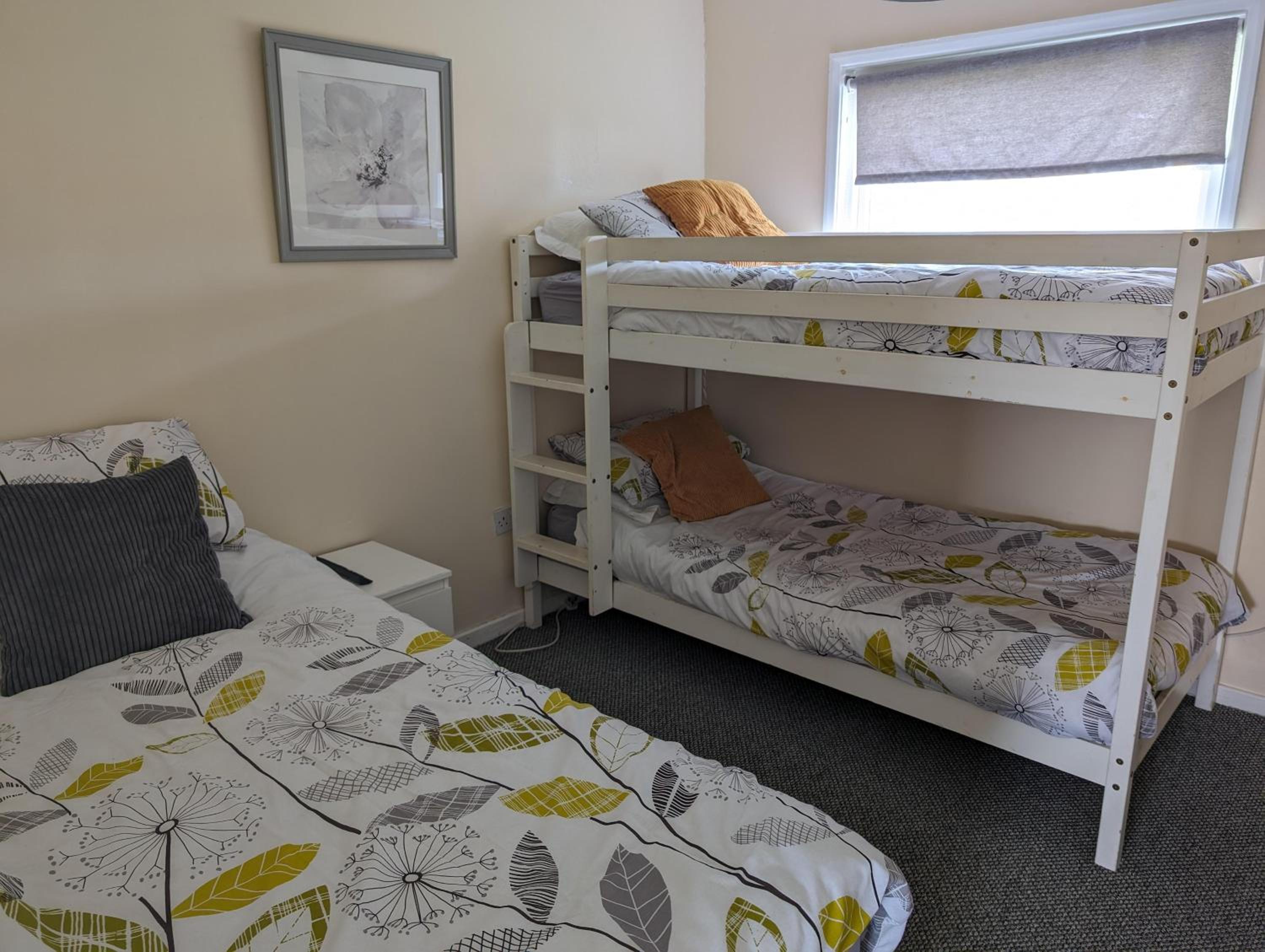 2 Bed Chalet - Sleeps 5 - Free Parking - Tv view 3