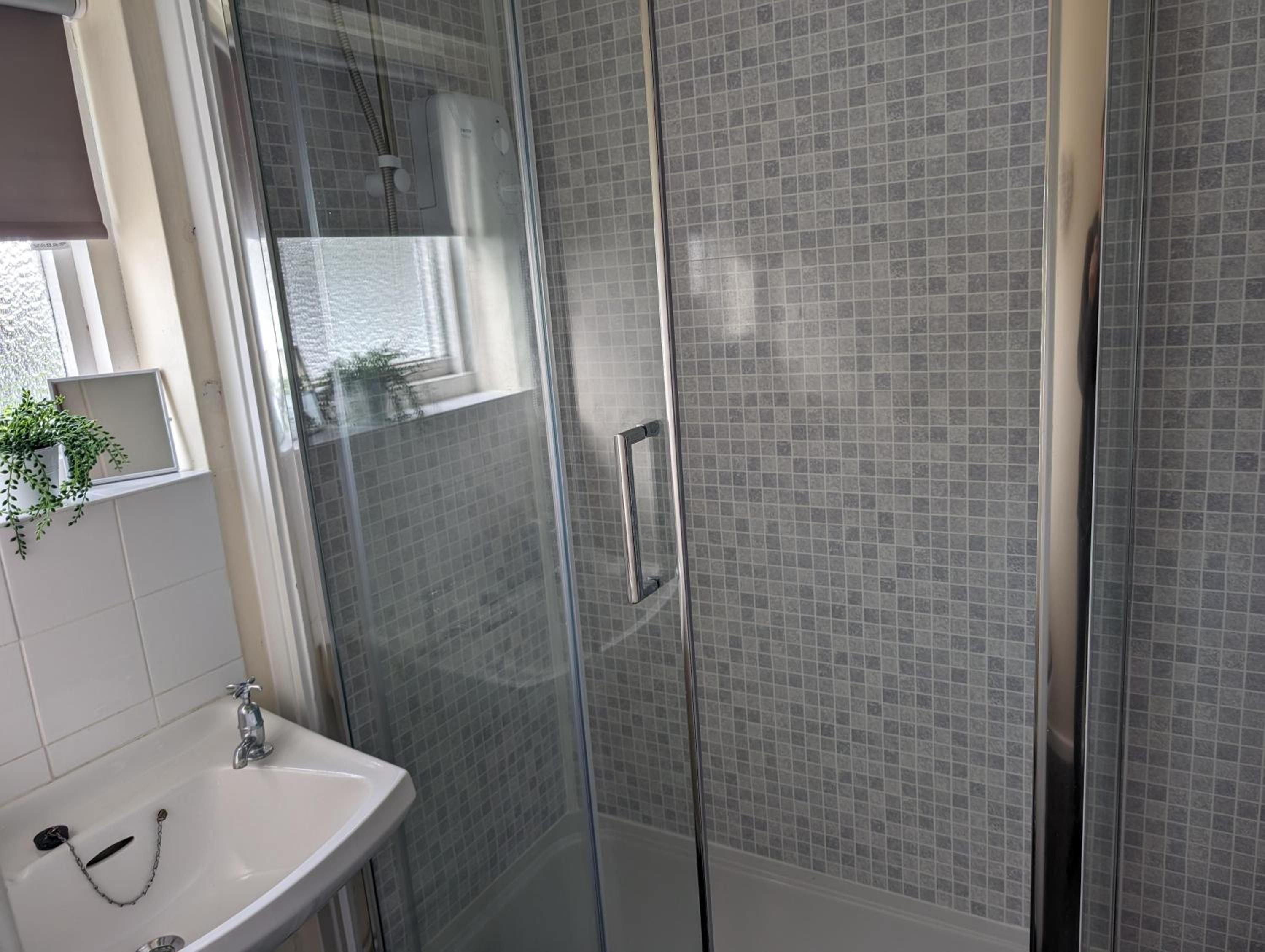 2 Bed Chalet - Sleeps 5 - Free Parking - Tv view 4