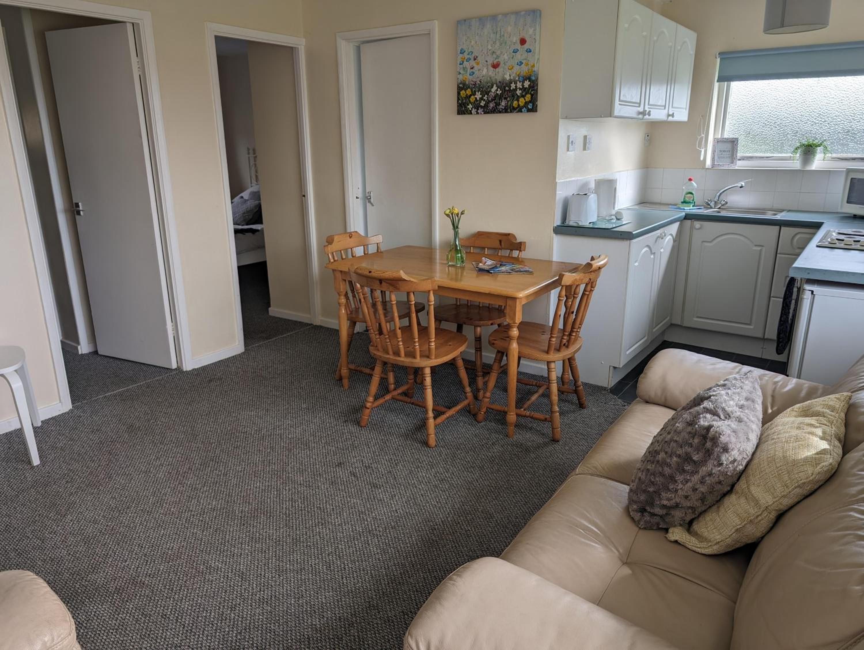 2 Bed Chalet - Sleeps 5 - Free Parking - Tv view 2