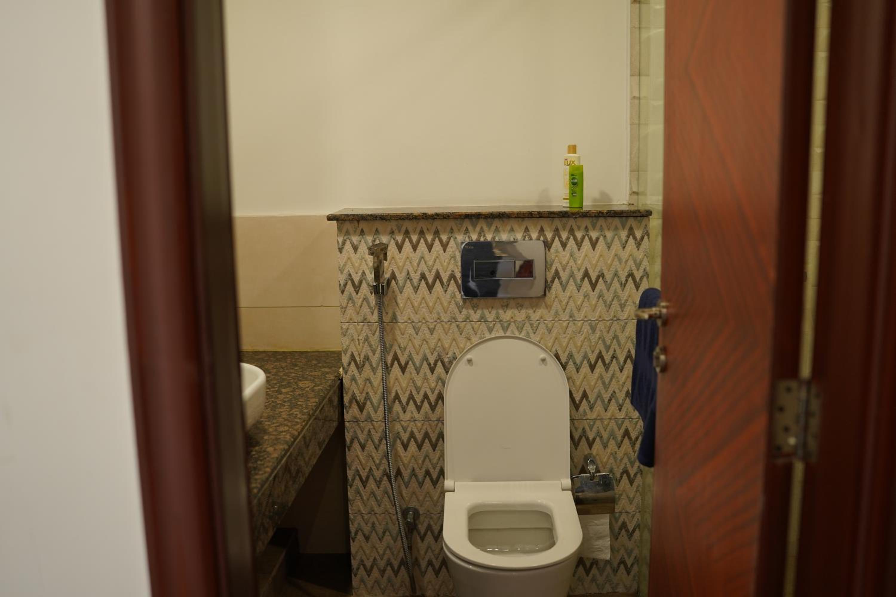Luxury Serviced Apartments - Goldcrest Residency, DHA Lahore view 4