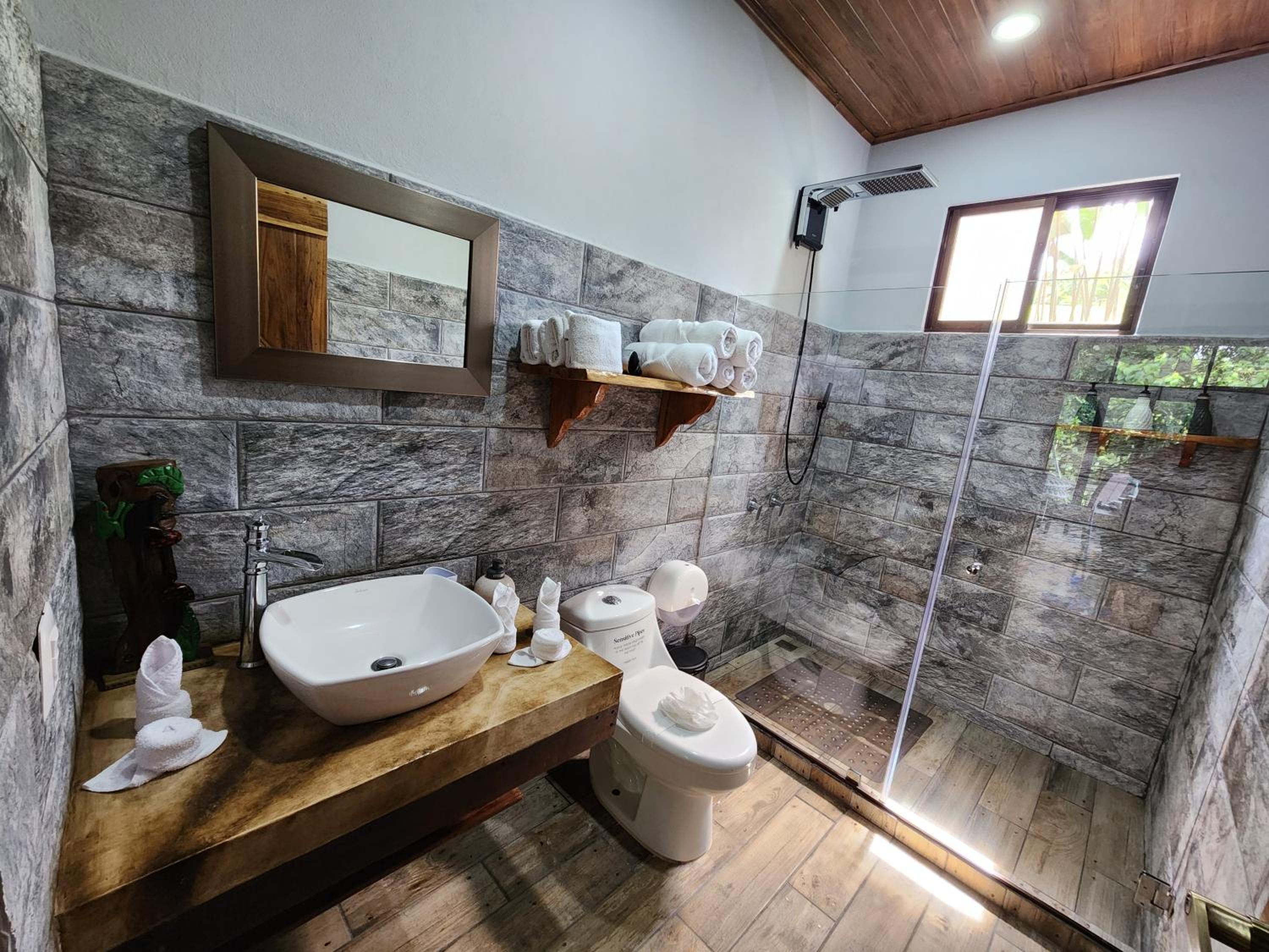Cabañas Caeli, El Congo, La Fortuna Rainforest Glass Cabin w Suite