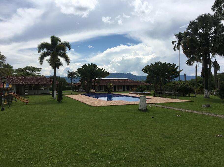 Villa campestre en el Quindío con piscina, bbq, zonas verdes cerca al Parque del Café view 5