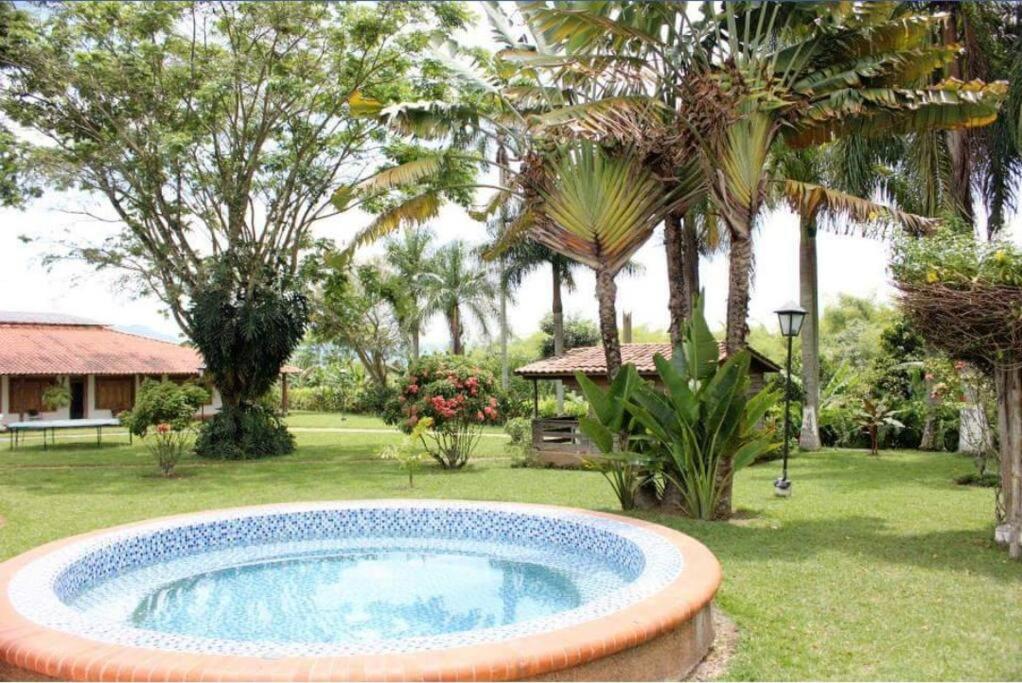 Villa campestre en el Quindío con piscina, bbq, zonas verdes cerca al Parque del Café view 3