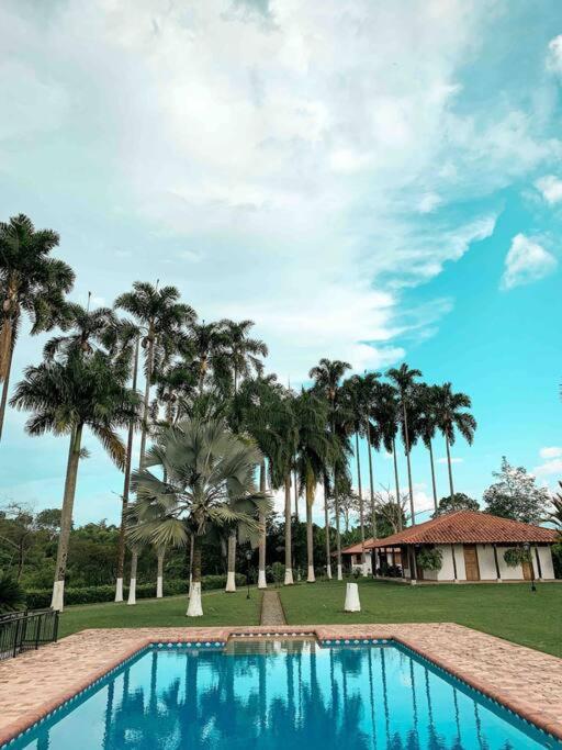 Villa campestre en el Quindío con piscina, bbq, zonas verdes cerca al Parque del Café view 4