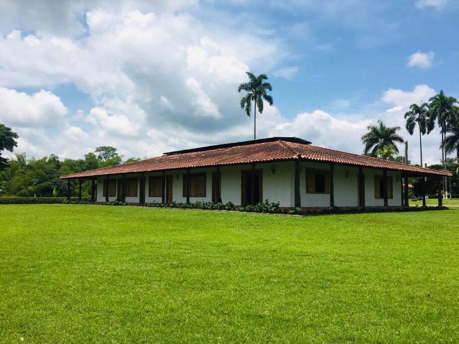 Villa campestre en el Quindío con piscina, bbq, zonas verdes cerca al Parque del Café view 2